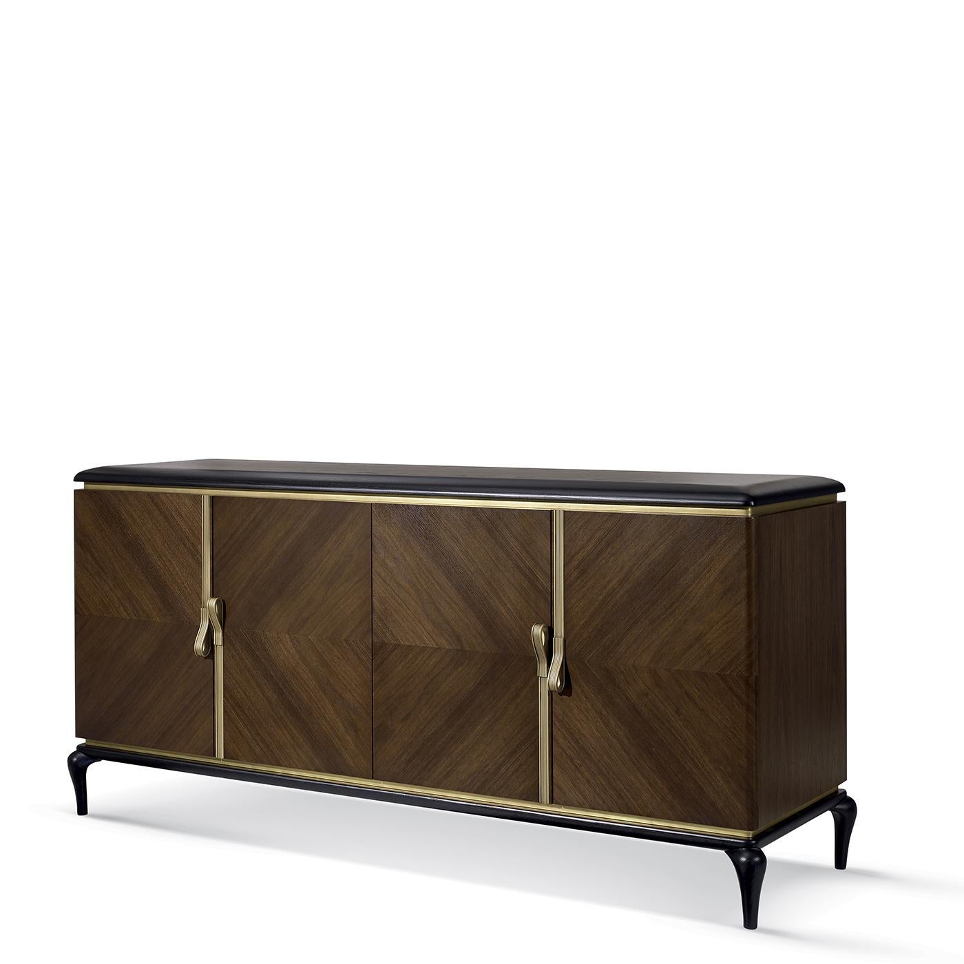 This sideboard merges traditional craftsmanship and modern allure in a harmonious design. The flamed ash and Canaletto walnut doors boast splendid diamond-shaped marquetry with handles and profile in burnished brass. The plywood and ash-veneered MDF
