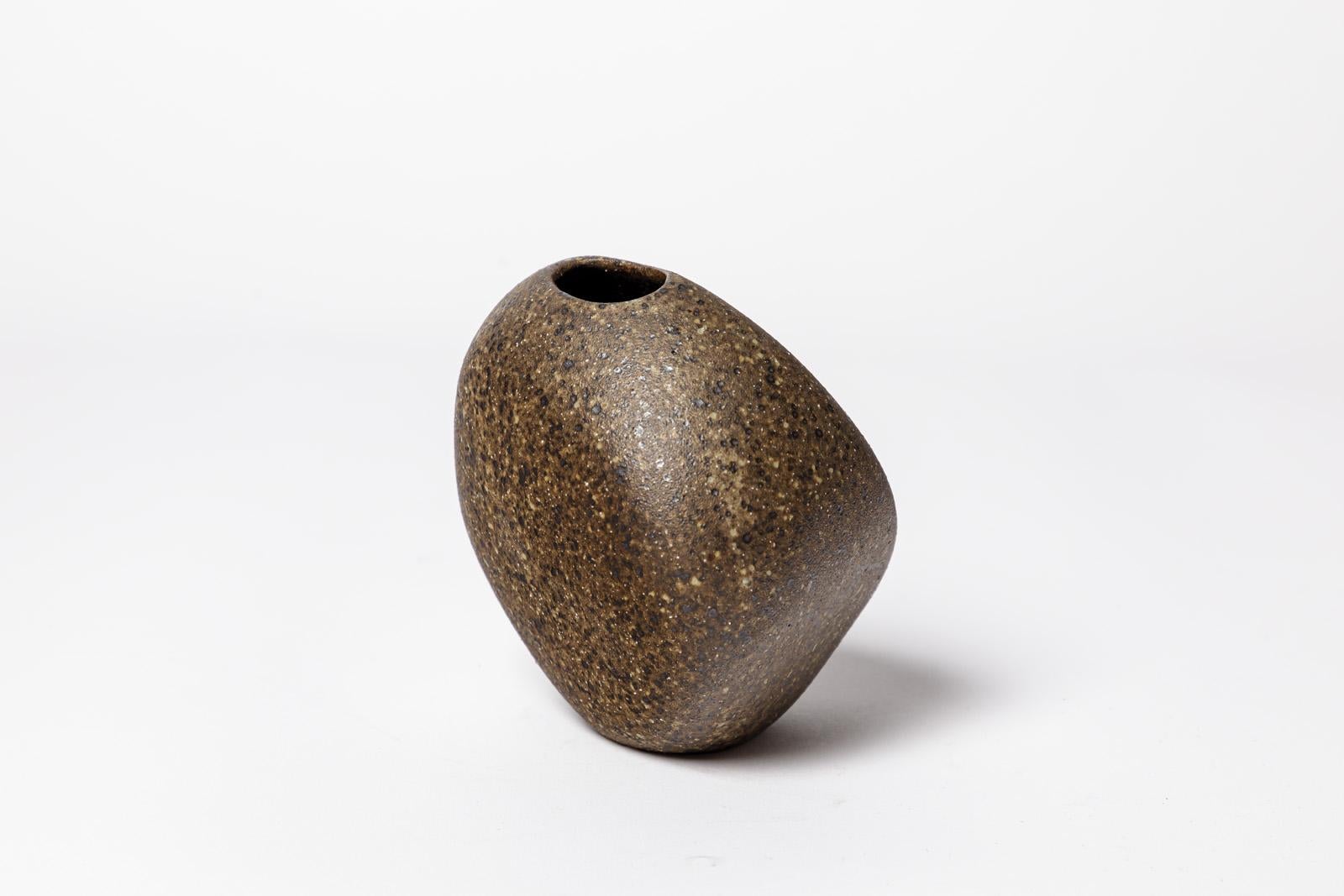 Tim Orr

Abstract ceramic free form

Brown stoneware ceramic vase

Original perfect condition

Signed under the base

Measures: Height 11 cm
Large 10 cm 
Depth 11 cm.