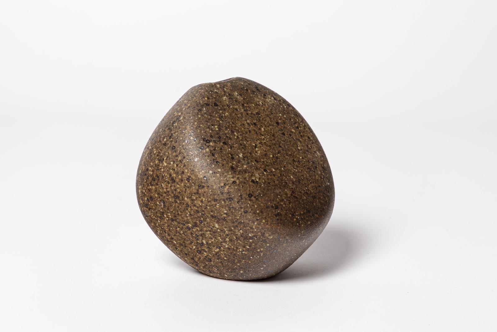 Français Vase en céramique abstrait brun de Tim Orr Free Stone Form, vers 1975 en vente