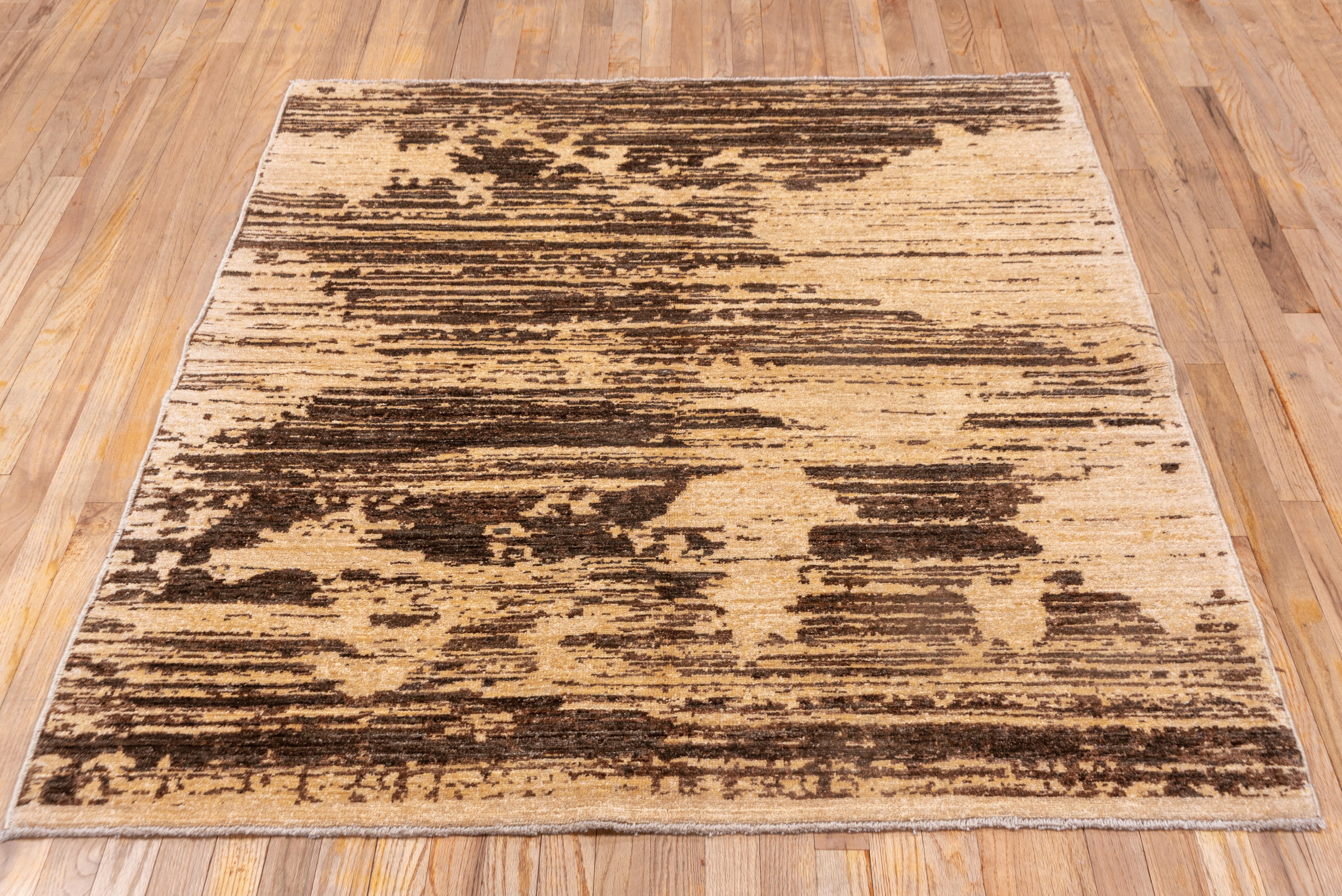 Streifen in Umbra und Beige dominieren das abstrakte, randlose, malerische Muster, während sich Stroh in das Beige schleicht. Die Linien brechen, werden punktiert und lösen sich auf. Immer visuell aktiv.