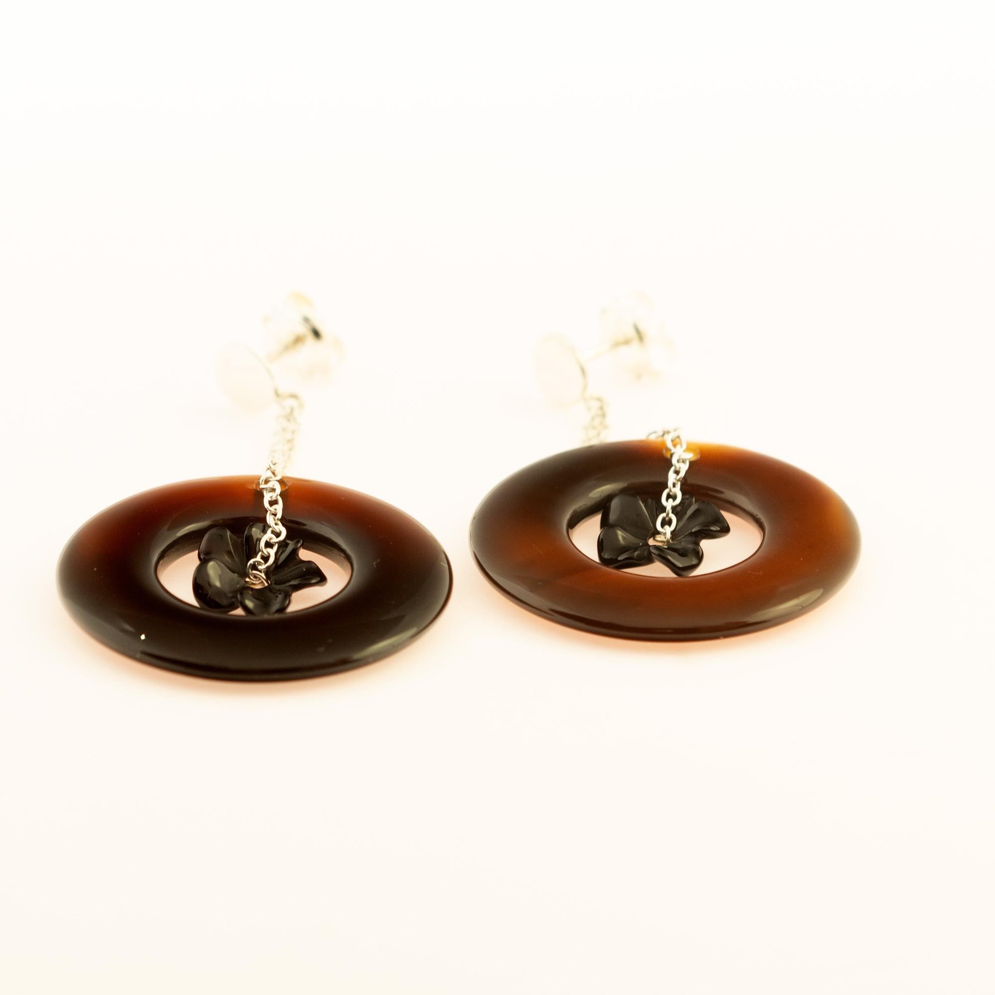 Des pétales sculptés qui évoquent le travail de joaillerie traditionnel italien fait à la main, s'enveloppant dans un look doux enrichi d'or jaune 18 carats manifestant le glamour et le goût exquis.

Les fleurs ont un symbolisme si fort lorsqu'il