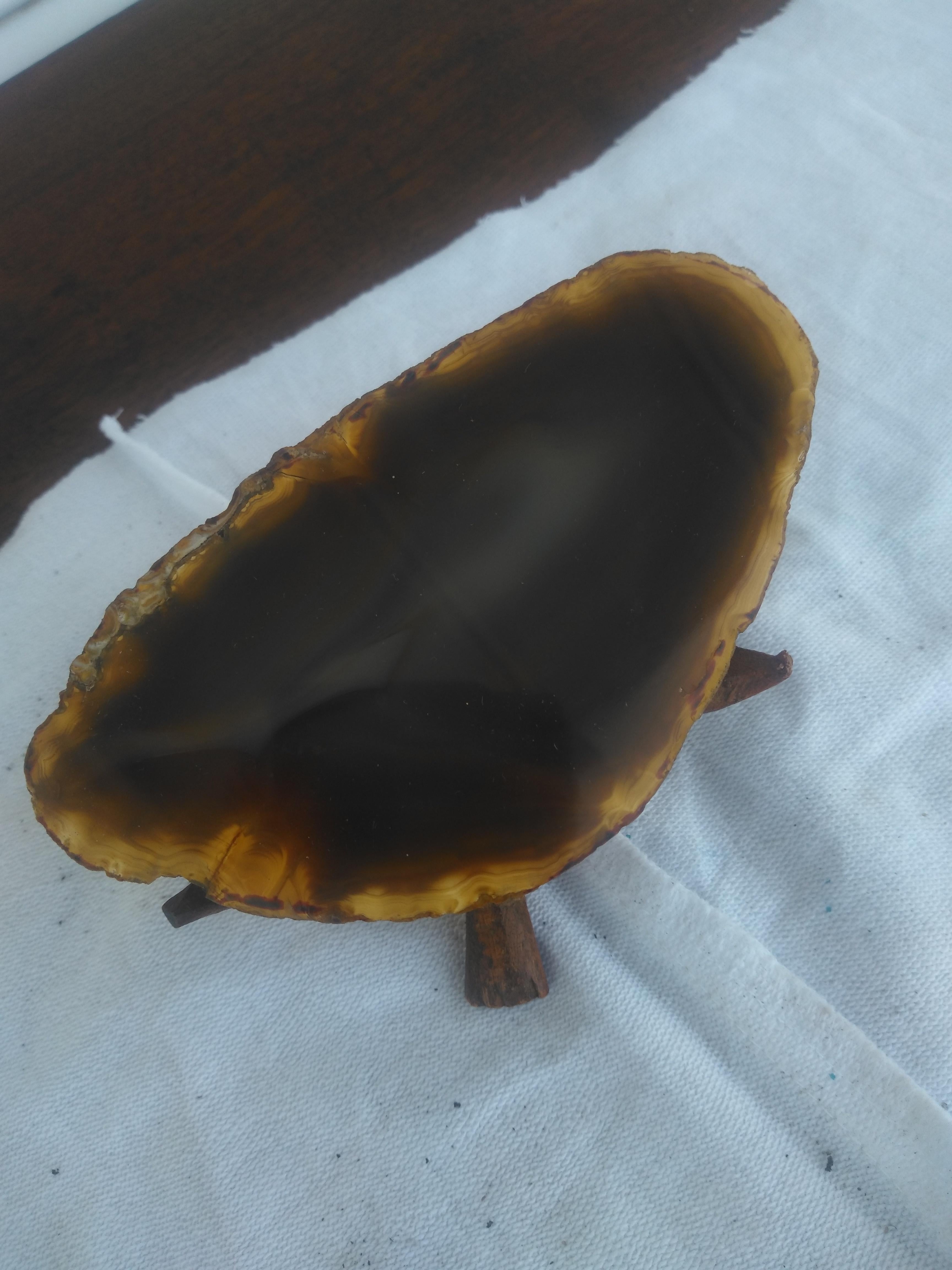 XX secolo Cristallo geode di agata marrone su supporto in Wood in vendita