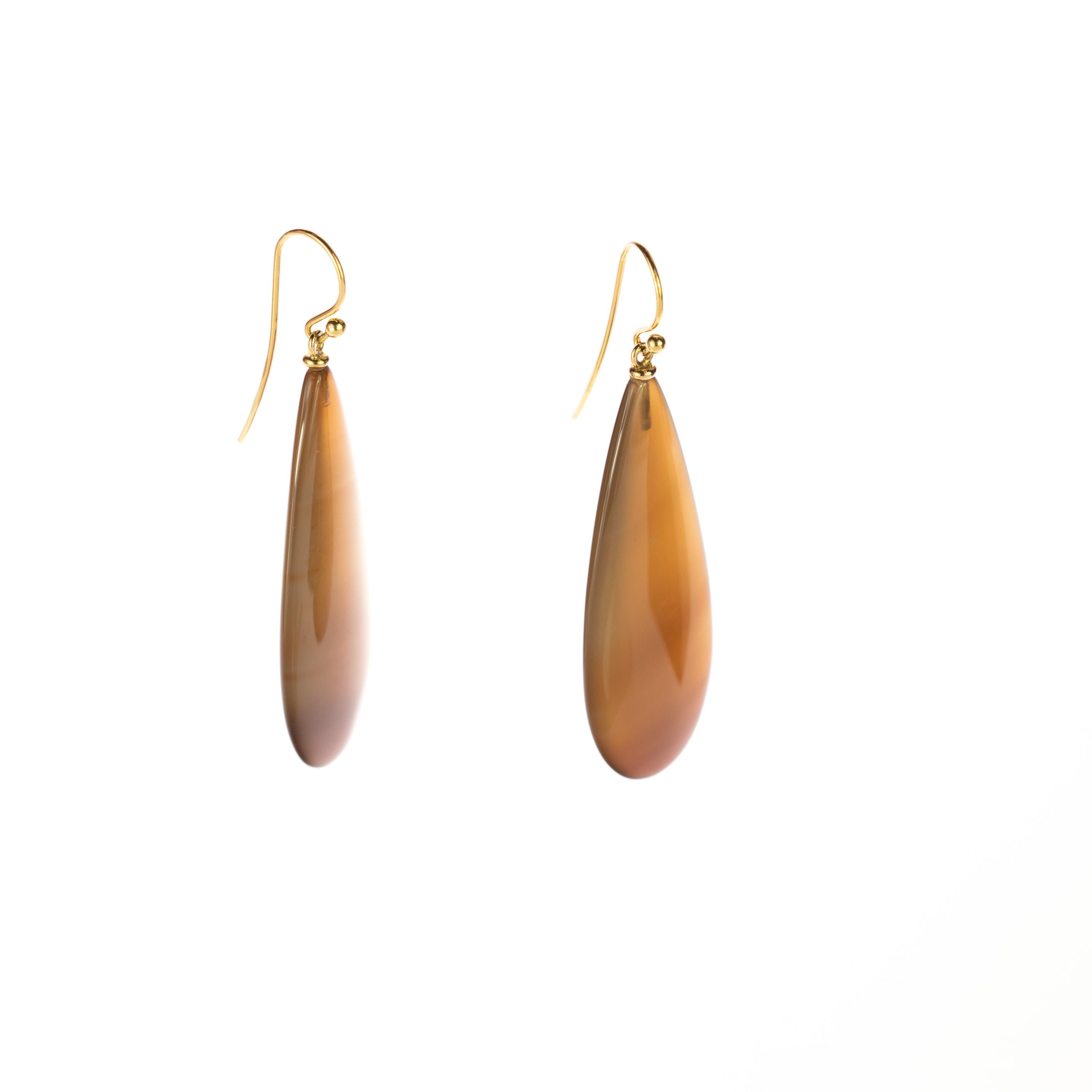 Each dangle earring features a stunning drop-shaped pulish and brown agate long tear. The ear hoops are the perfect combination of a romantiche and comfortable piece. Skillful and radiant crafted earrings created by italians craftsmen from 18 karat