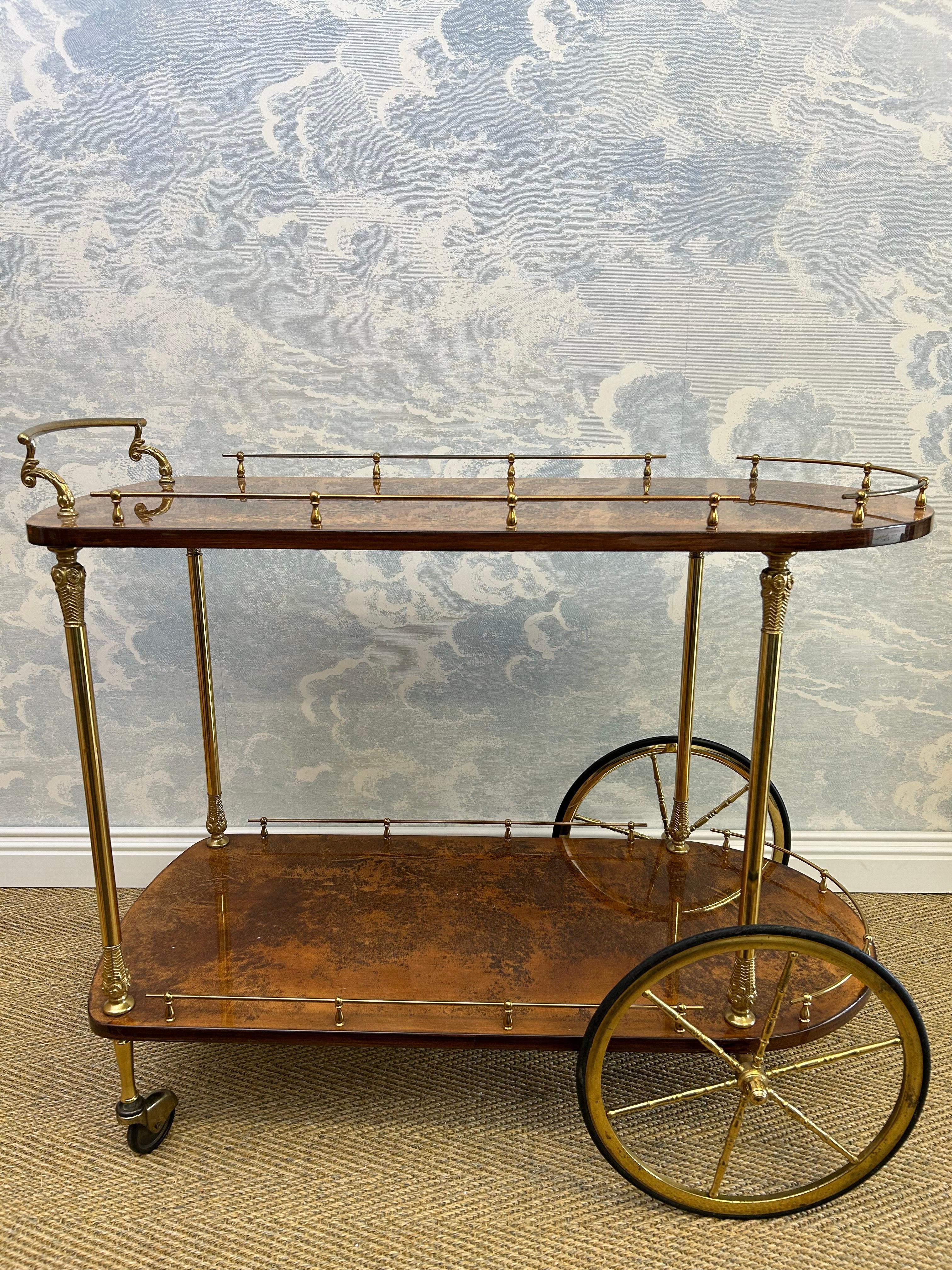 Chariot de bar / chariot de service ALDO TURA marron avec détails en laiton, 1960's Italian Des en vente 2