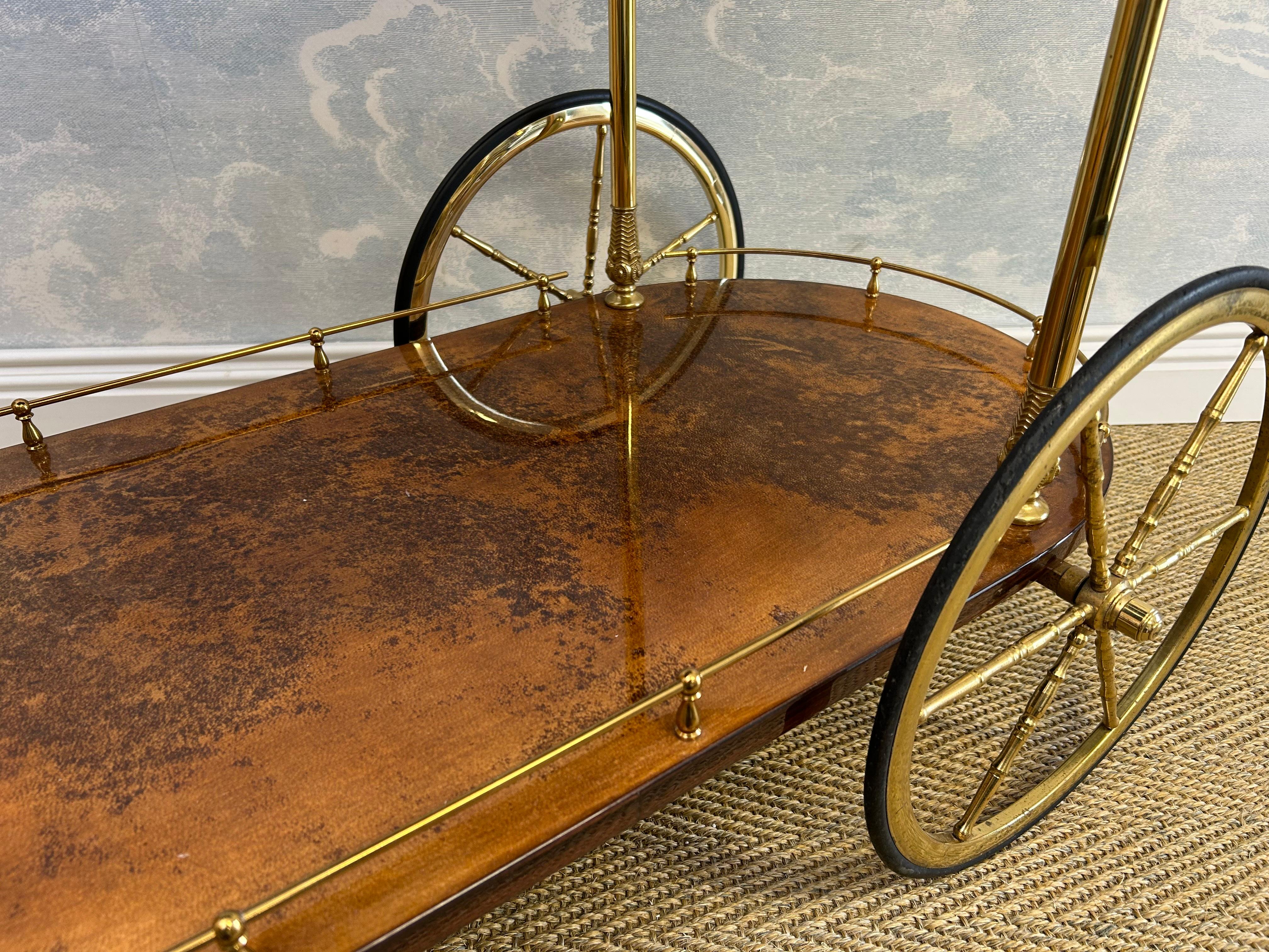 Chariot de bar / chariot de service ALDO TURA marron avec détails en laiton, 1960's Italian Des en vente 3