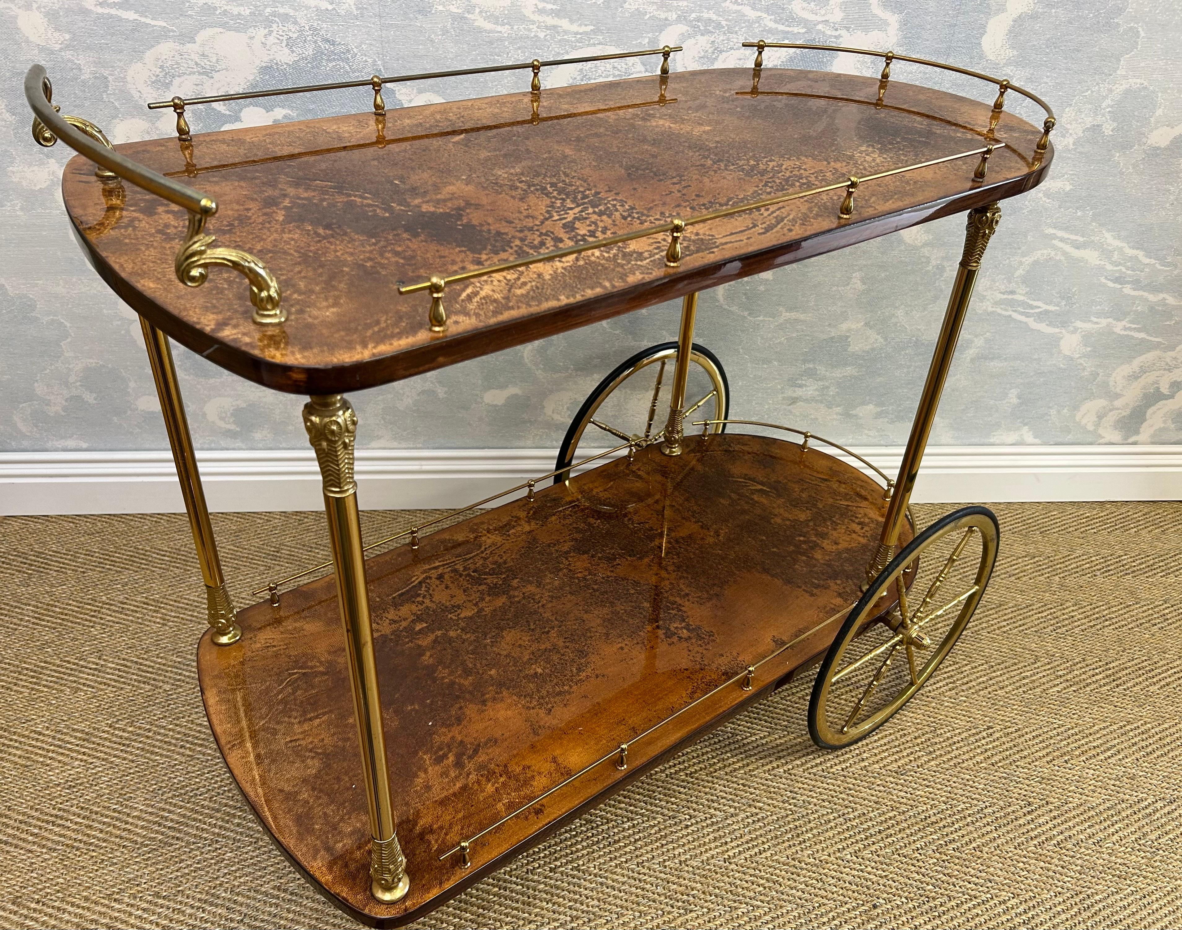 Chariot de bar / chariot de service ALDO TURA marron avec détails en laiton, 1960's Italian Des en vente 4