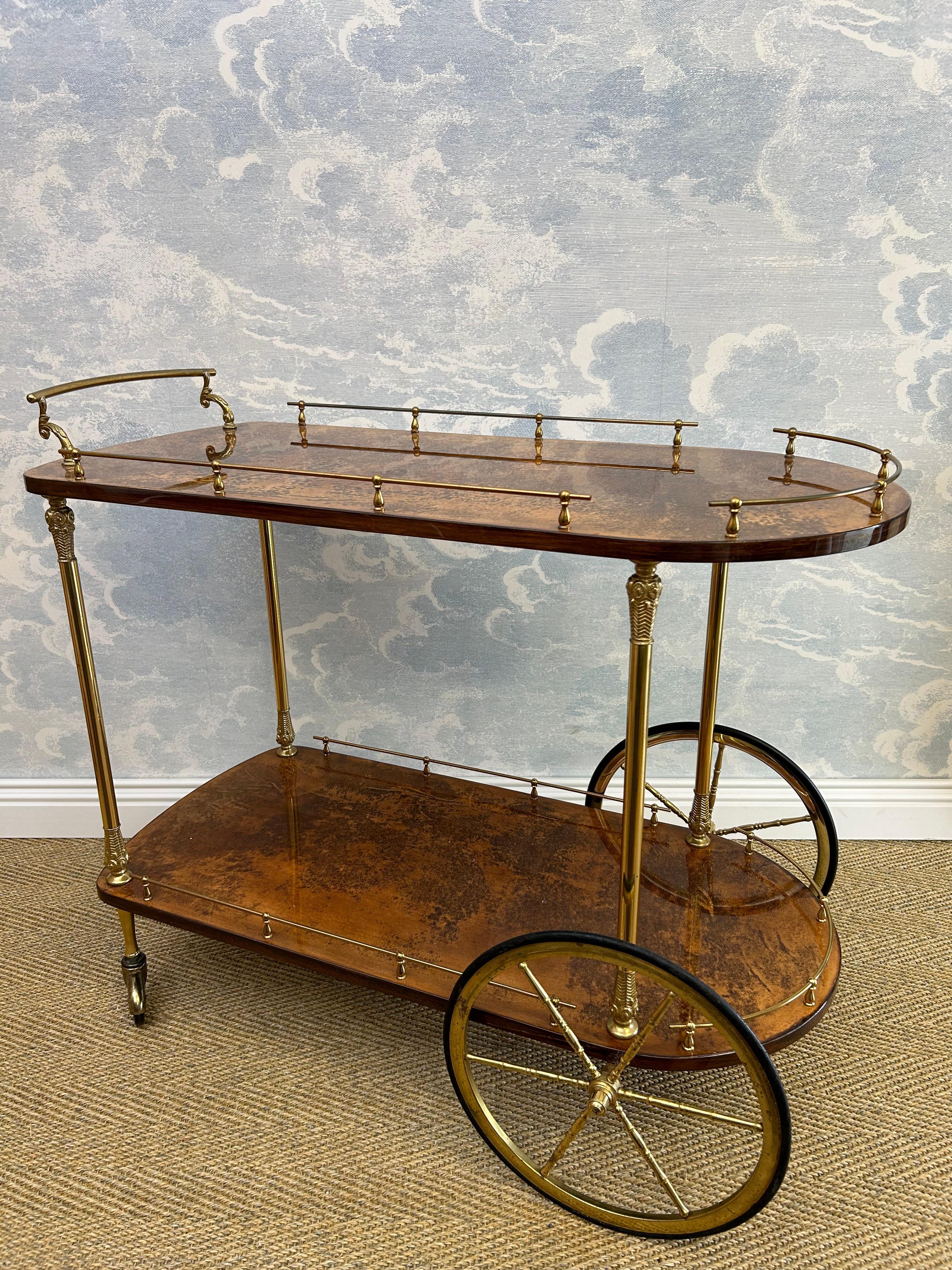 Nous adorons les chariots de bar Aldo Tura ! Visitez notre magasin pour une vaste sélection de designs Aldo Tura !

Ce chariot de bar est en parfait état, avec toutes les roues encore en bon état de marche ! 

Toutes les surfaces sont recouvertes de