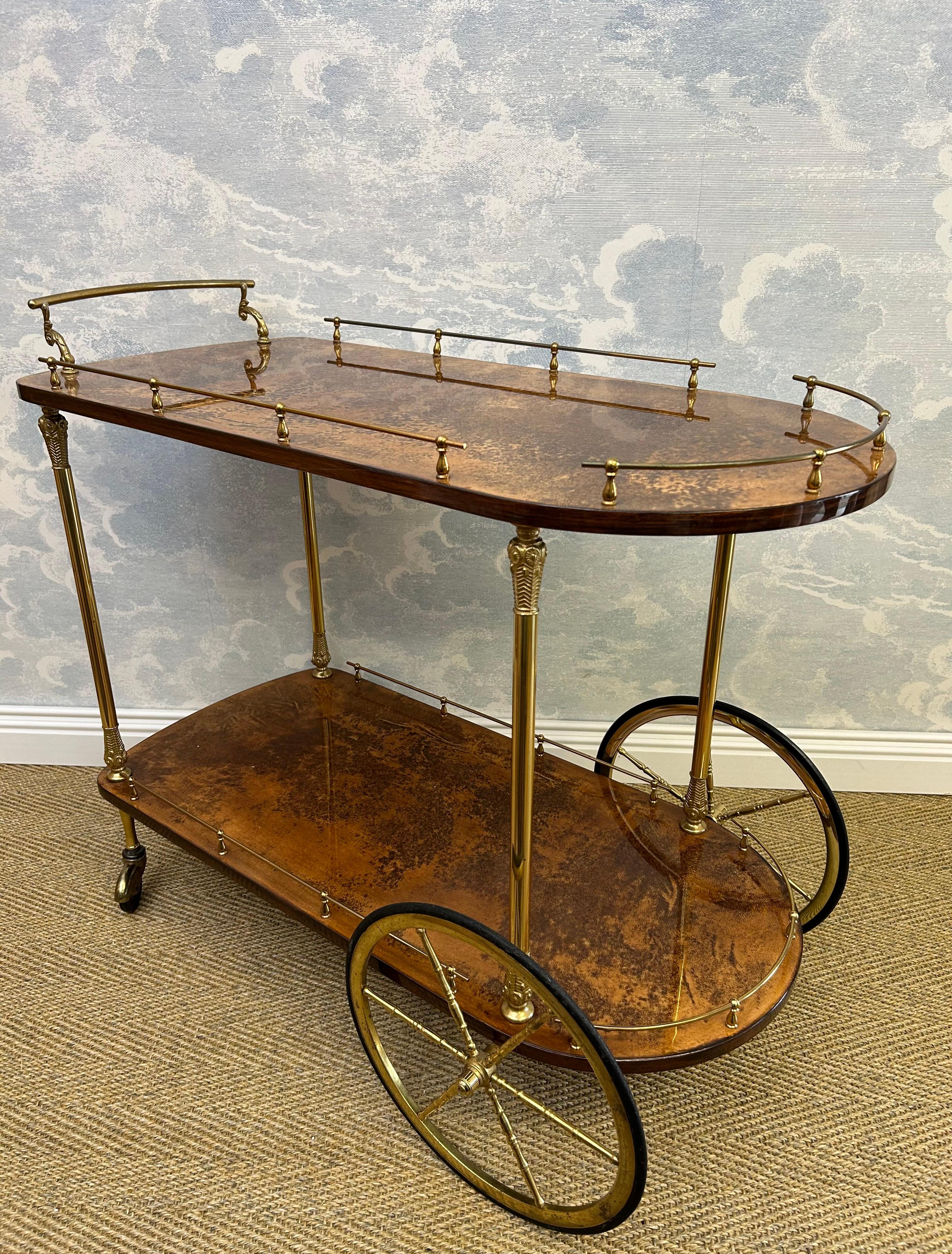 Hollywood Regency Chariot de bar / chariot de service ALDO TURA marron avec détails en laiton, 1960's Italian Des en vente