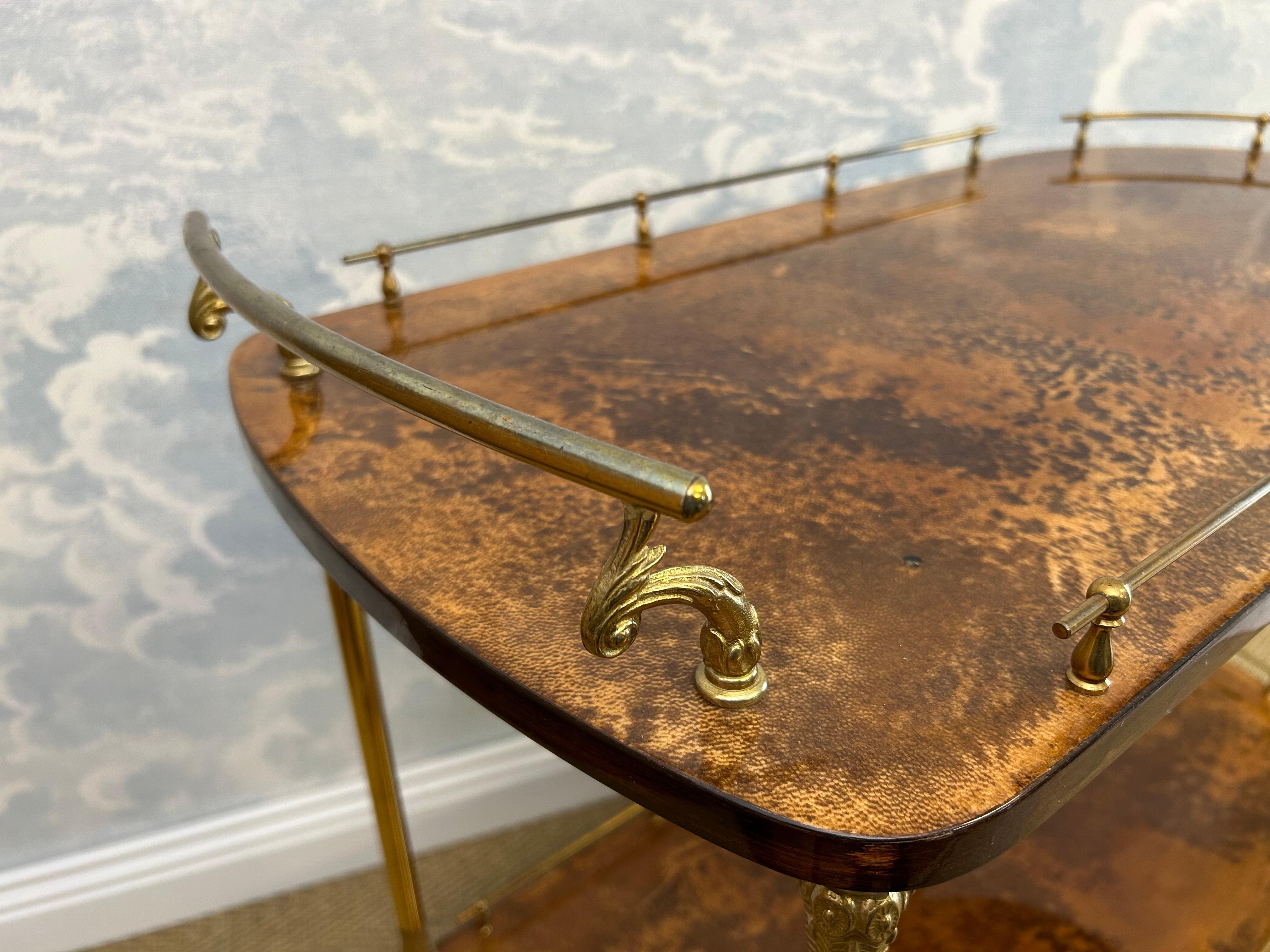 Laqué Chariot de bar / chariot de service ALDO TURA marron avec détails en laiton, 1960's Italian Des en vente