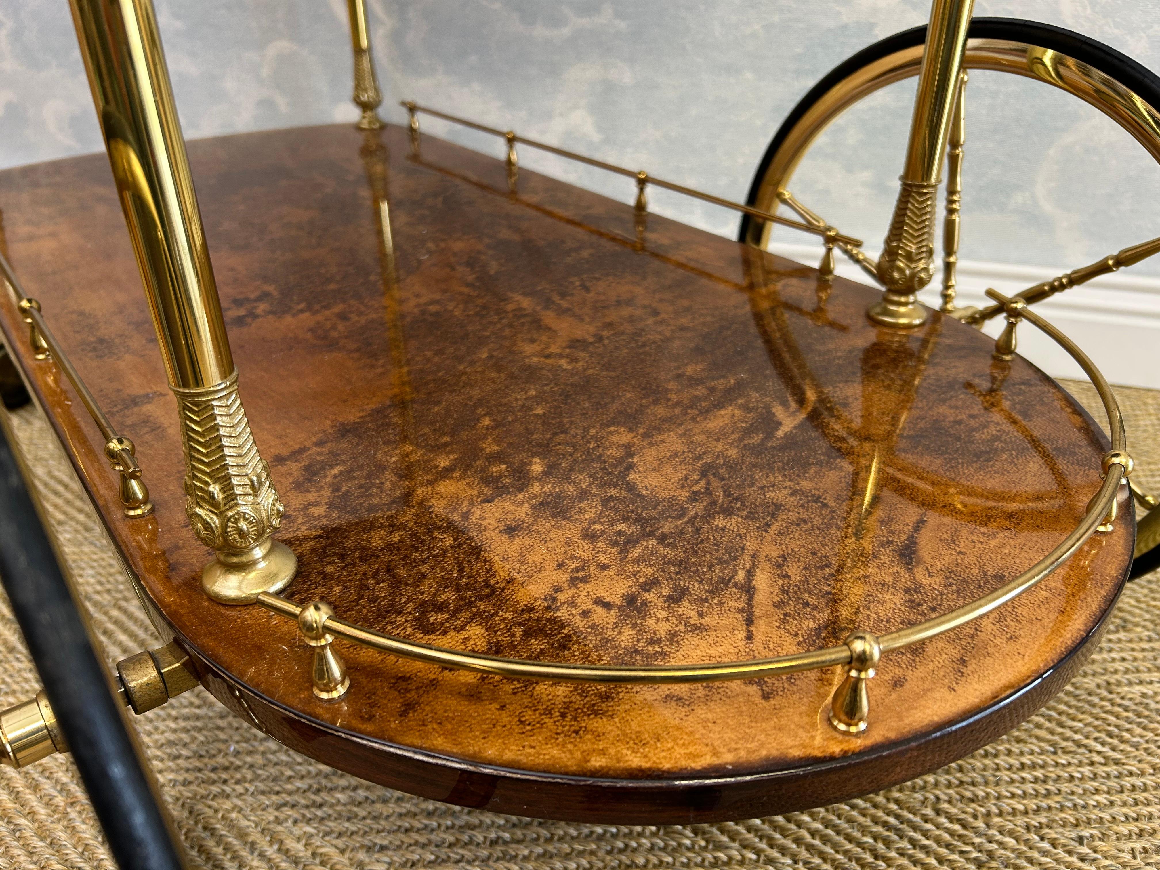 Milieu du XXe siècle Chariot de bar / chariot de service ALDO TURA marron avec détails en laiton, 1960's Italian Des en vente
