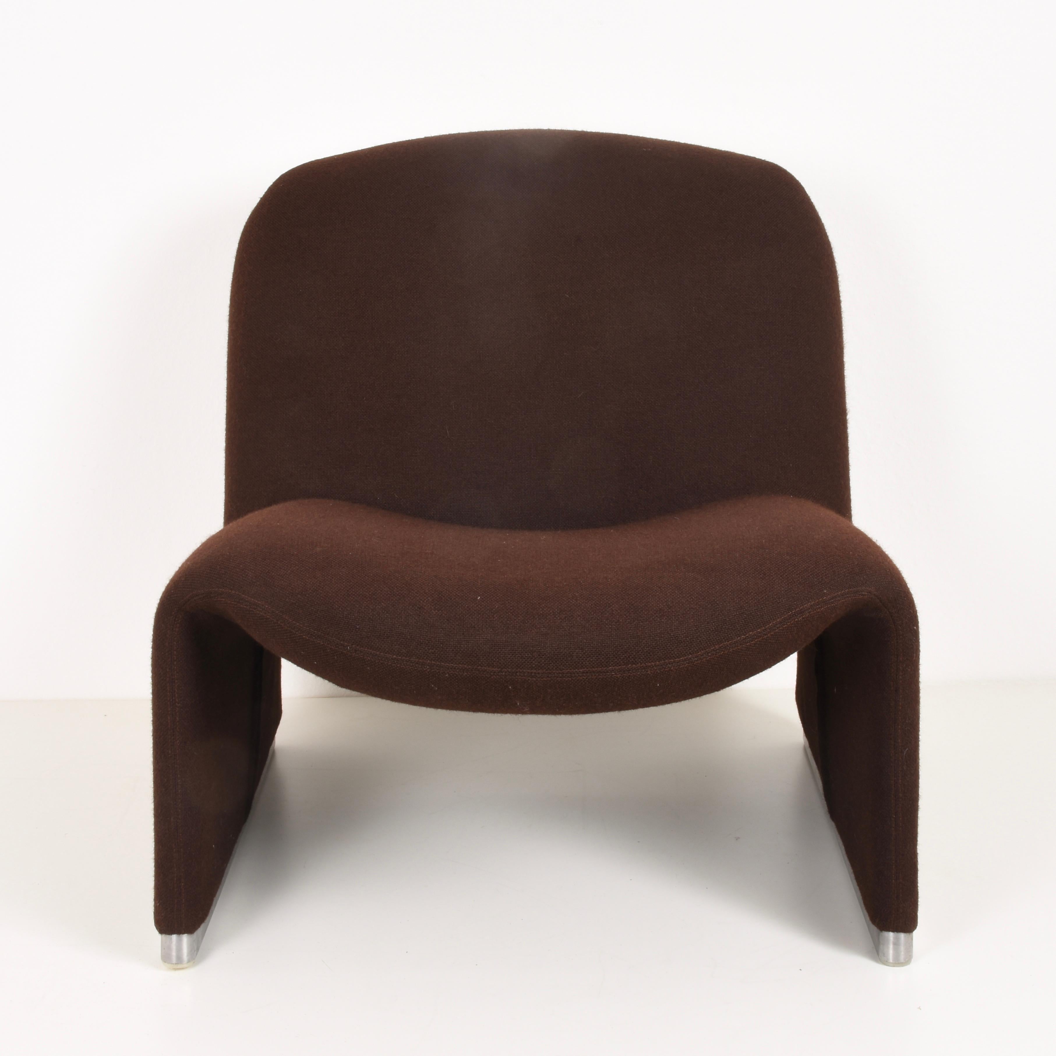 2 pieces available - Brown armchairs, Alky model by Giancarlo Piretti. Produced by Castelli in Italy in the 1970s
Very comfortable. Original brown fabric. Made with foam. Aluminium base good condition.
Marked on the bottom.