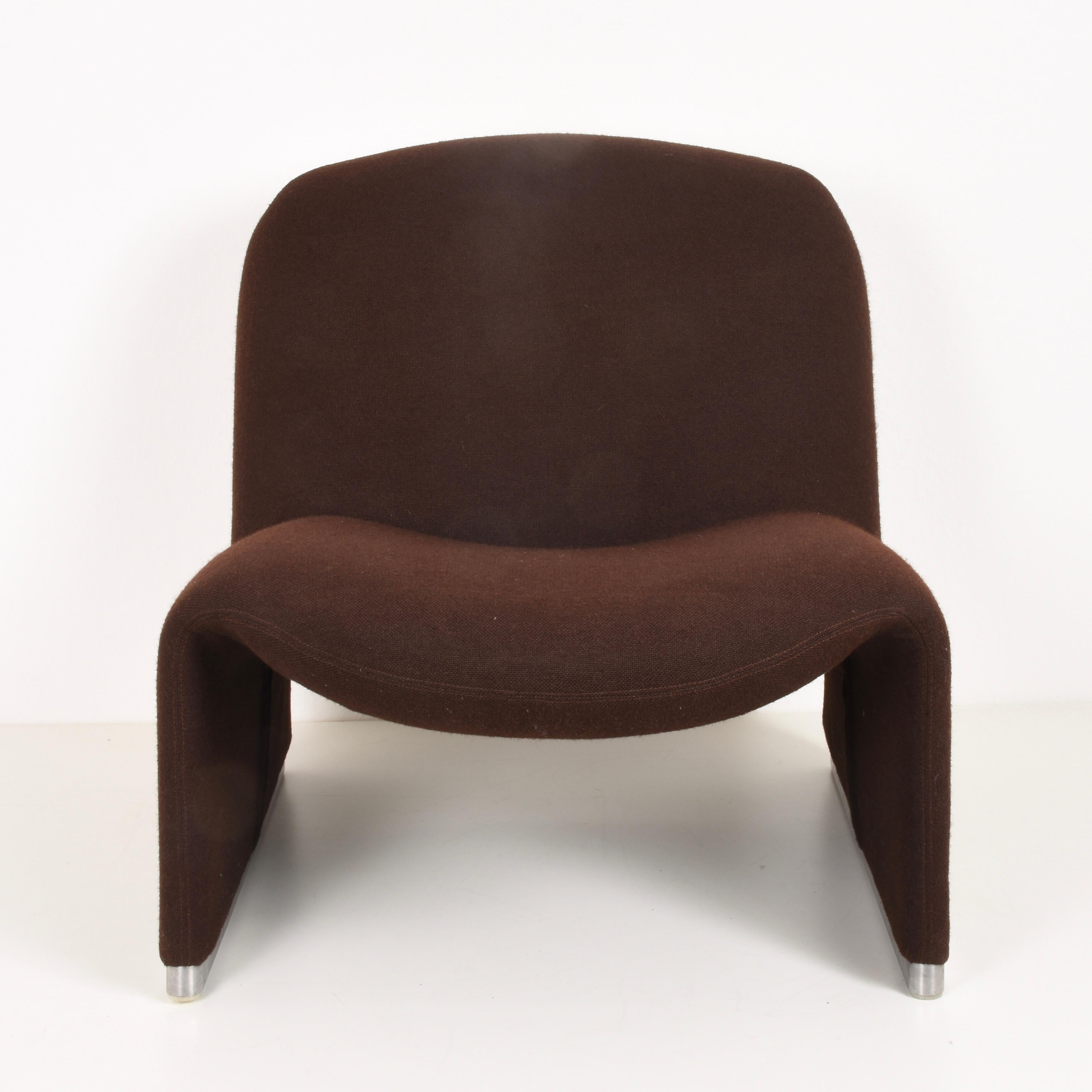 2 pieces available, brown armchairs, Alky model by Giancarlo Piretti. Produced by Castelli in Italy in the 1970s.
Very comfortable. Original brown fabric. Made with foam. Aluminium base good condition.
Marked on the bottom.