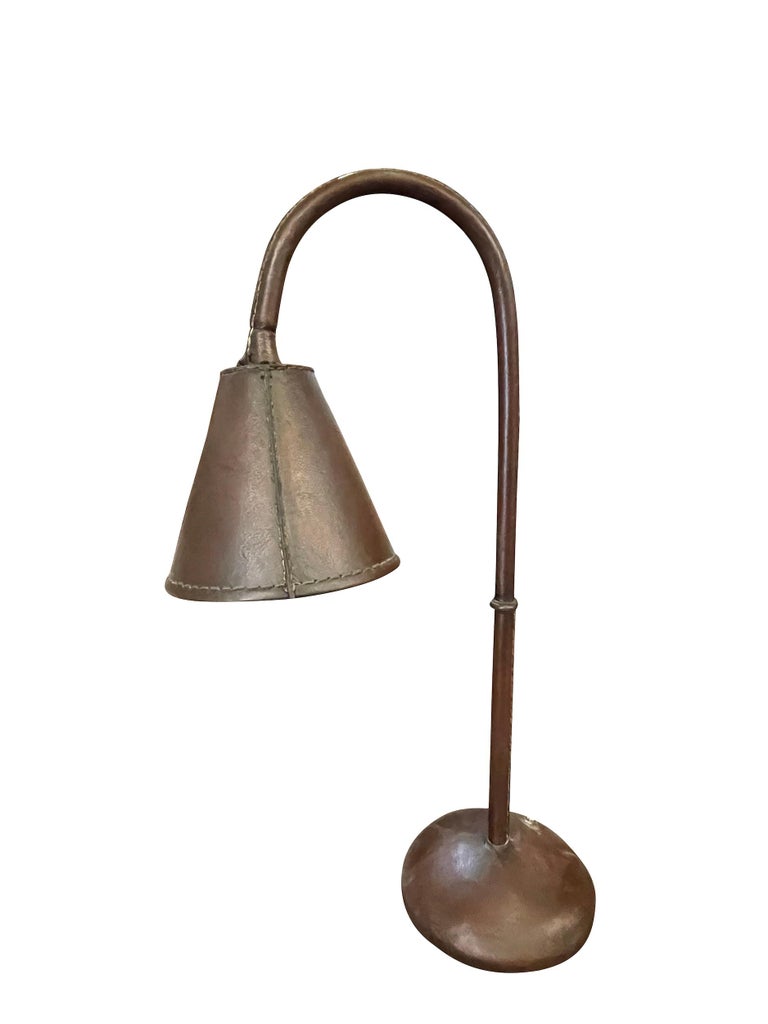 Mid Century Spanish Valenti designed all brown leather desk lamp.
Rare and hard to find style.
Two are available in different shades of brown. See images 1 and 3.
Also available in black (L1060)
Base diameter 8