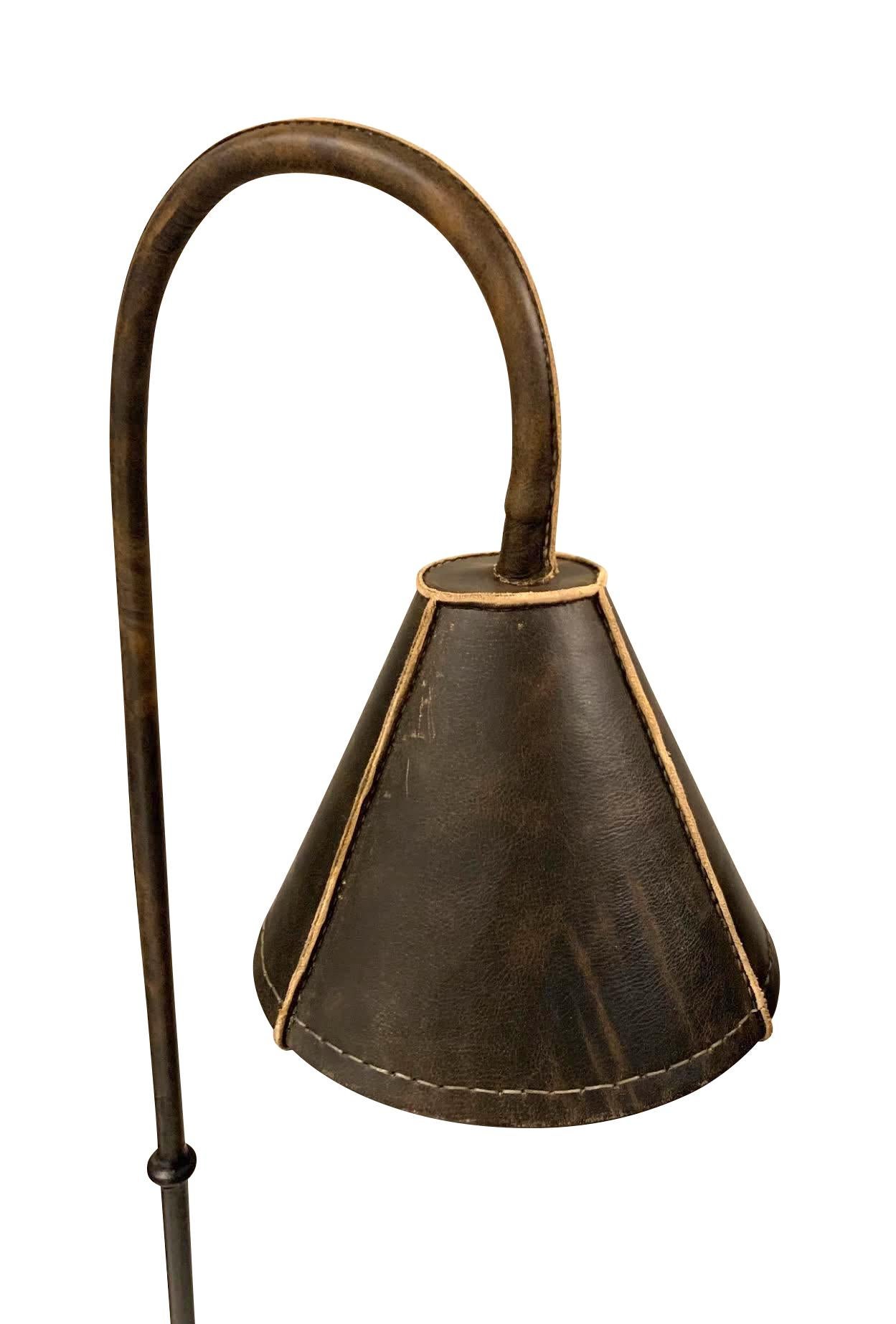 Lampadaire espagnol du milieu du siècle, entièrement en cuir brun, conçu par Valenti.
L'abat-jour, le poteau et la base du sol sont tous recouverts de cuir brun.
L'abat-jour s'adapte à la lumière directe.
Également disponible en noir (L1119) et en