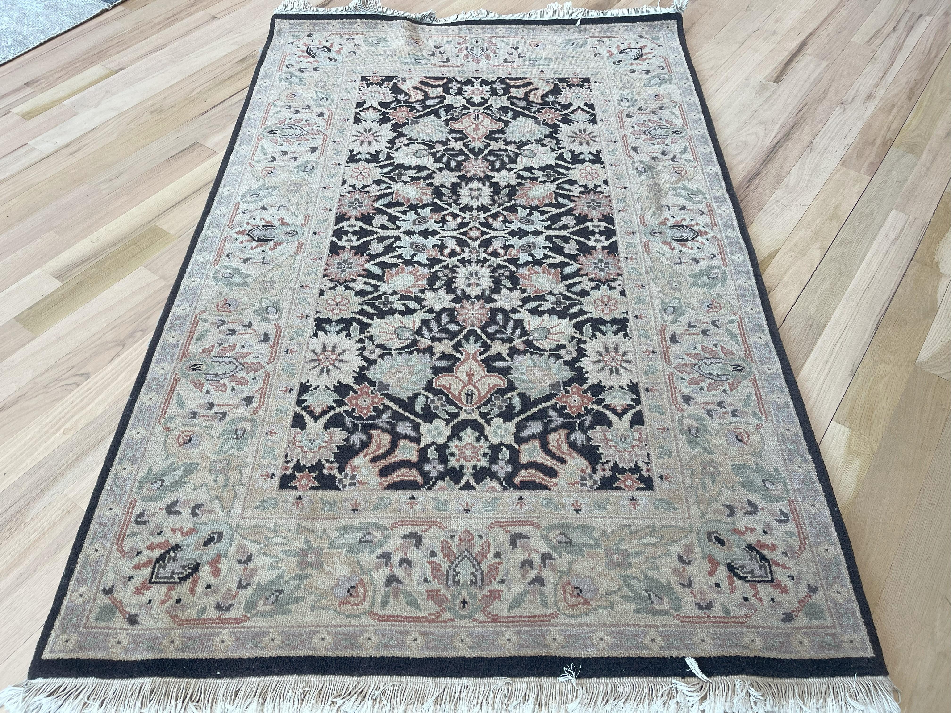 Dieser ca. 4 x 6 große braune All-Over-Teppich im traditionellen Design ist handgefertigt und handgeknüpft in Indien. Es hat eine Baumwollbasis und ist aus reinen Wollgarnen gefertigt. Dieser Teppich ist eine nahtlose Verschmelzung traditioneller