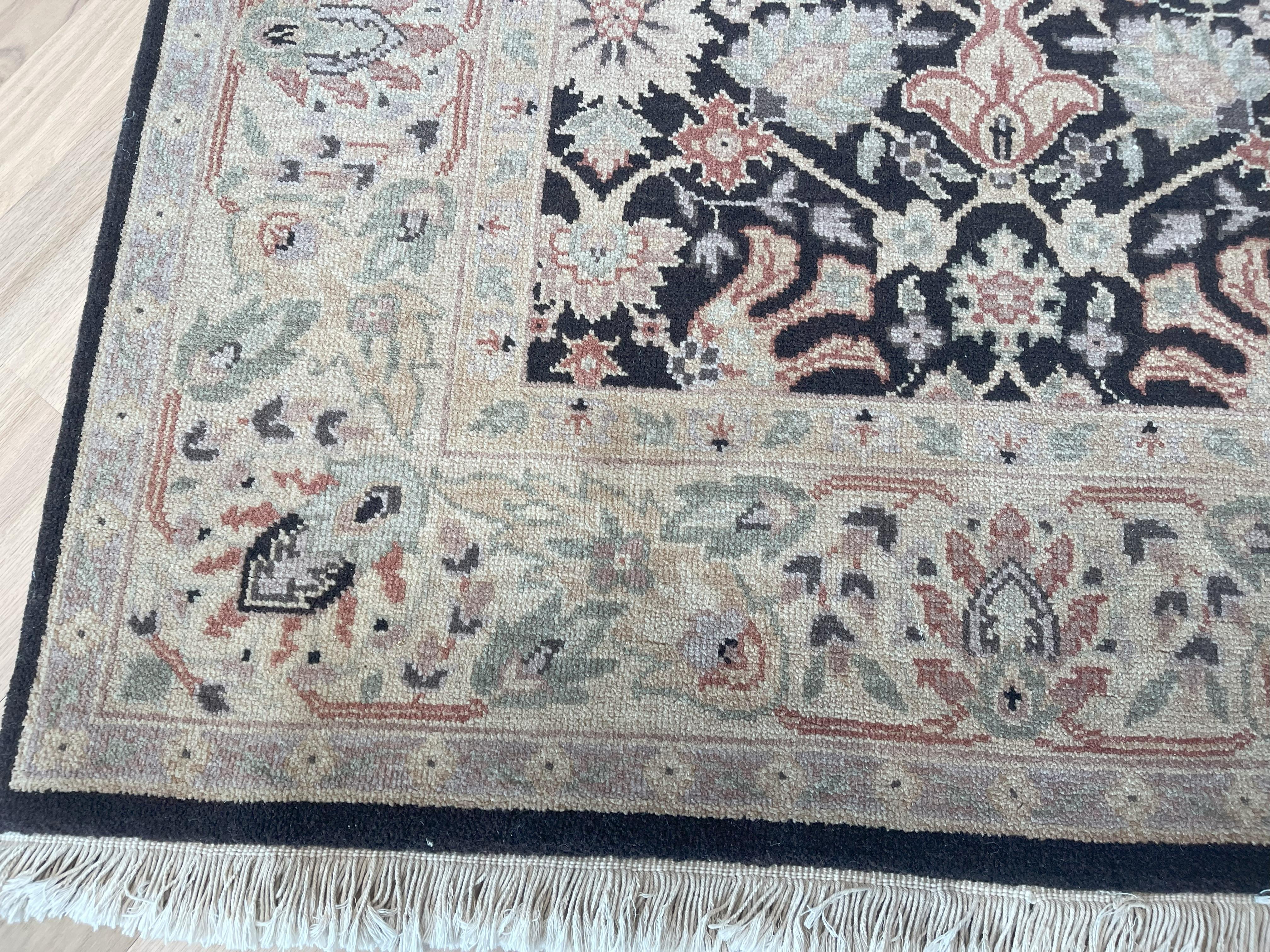 Brauner All-Over-Teppich im traditionellen Design (Indisch) im Angebot