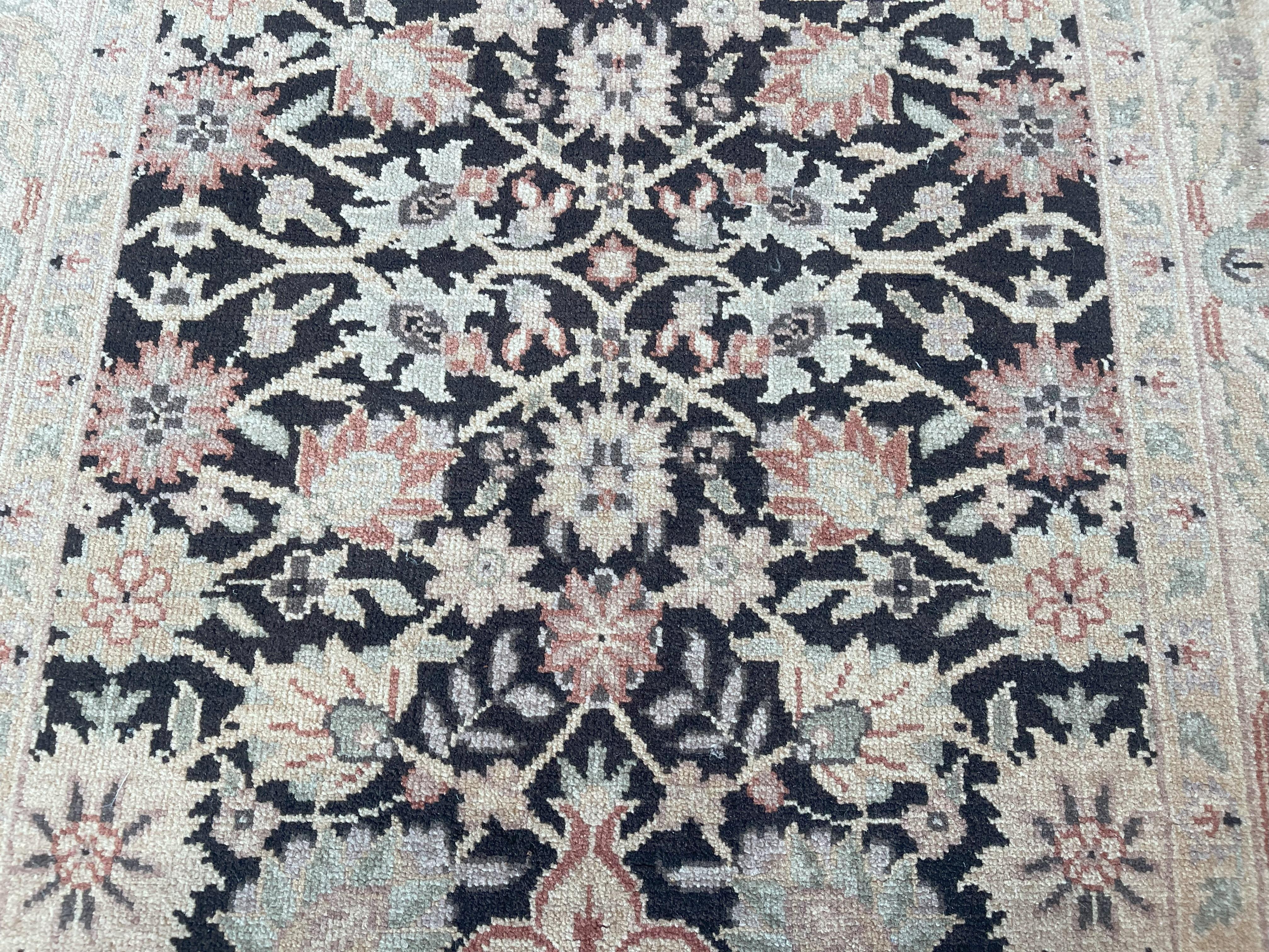 Brauner All-Over-Teppich im traditionellen Design (Handgeknüpft) im Angebot