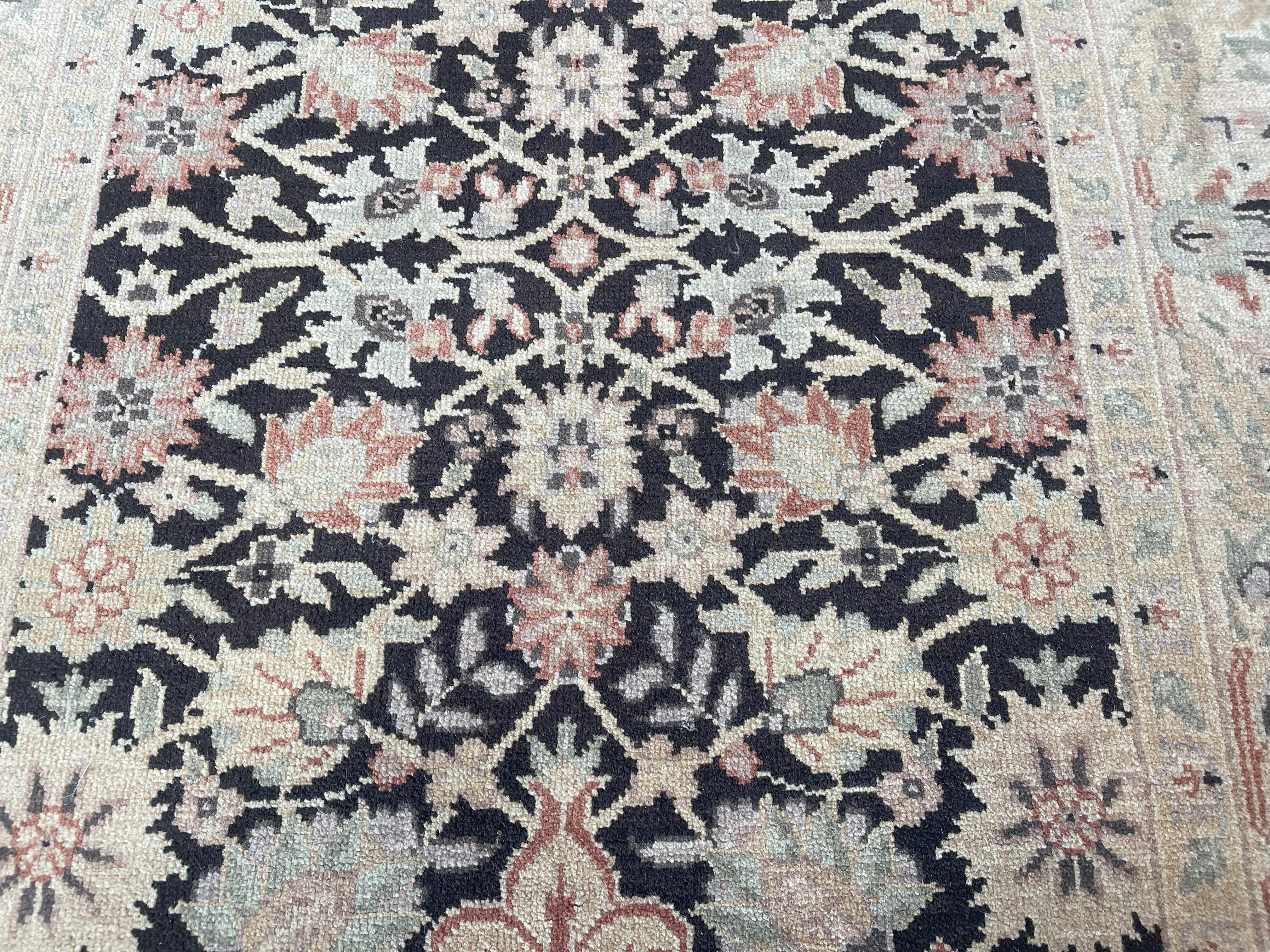 Brauner All-Over-Teppich im traditionellen Design im Zustand „Neu“ im Angebot in West Hollywood, CA