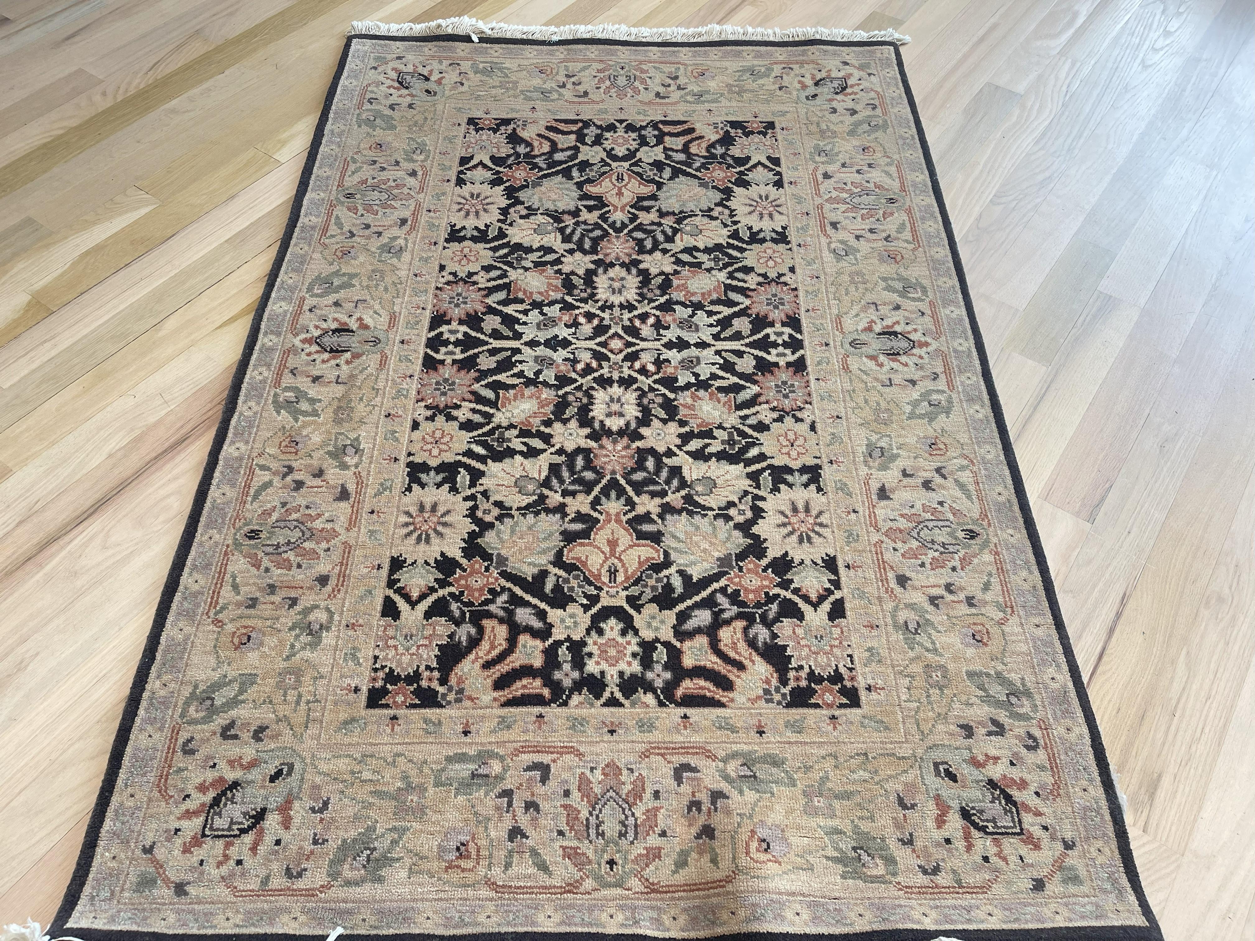 Brauner All-Over-Teppich im traditionellen Design (21. Jahrhundert und zeitgenössisch) im Angebot
