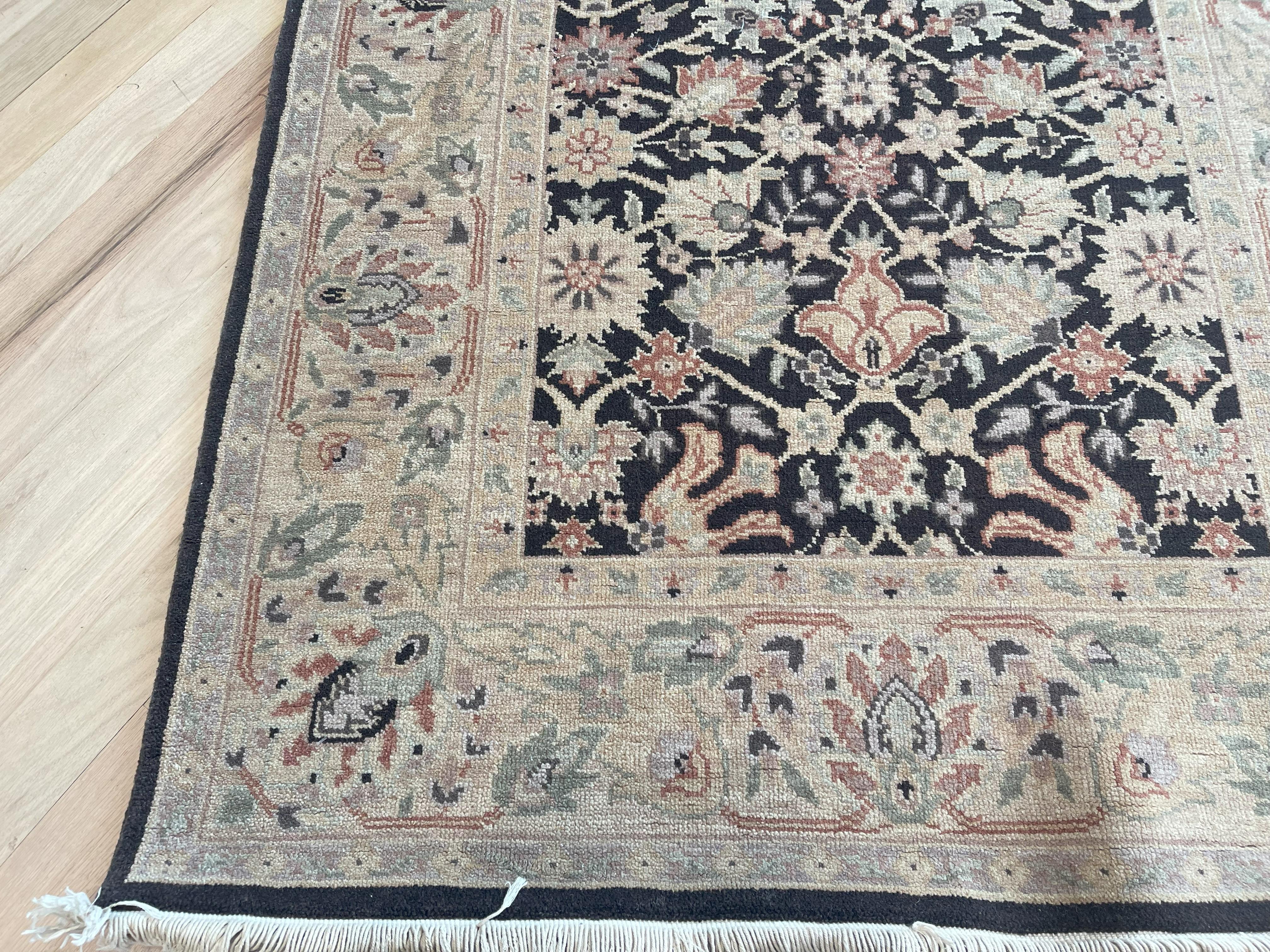 Brauner All-Over-Teppich im traditionellen Design im Angebot 1