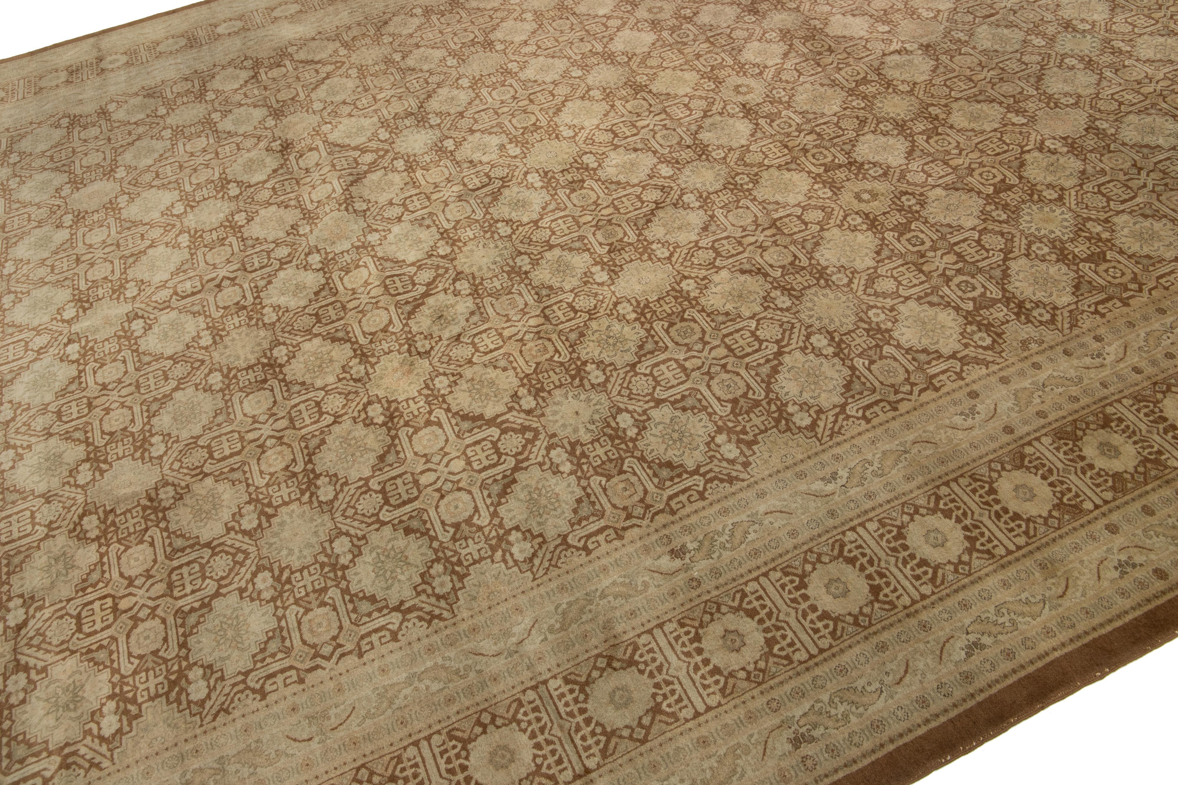 Tappeto Tabriz persiano marrone e beige antico con disegno geometrico in vendita 3