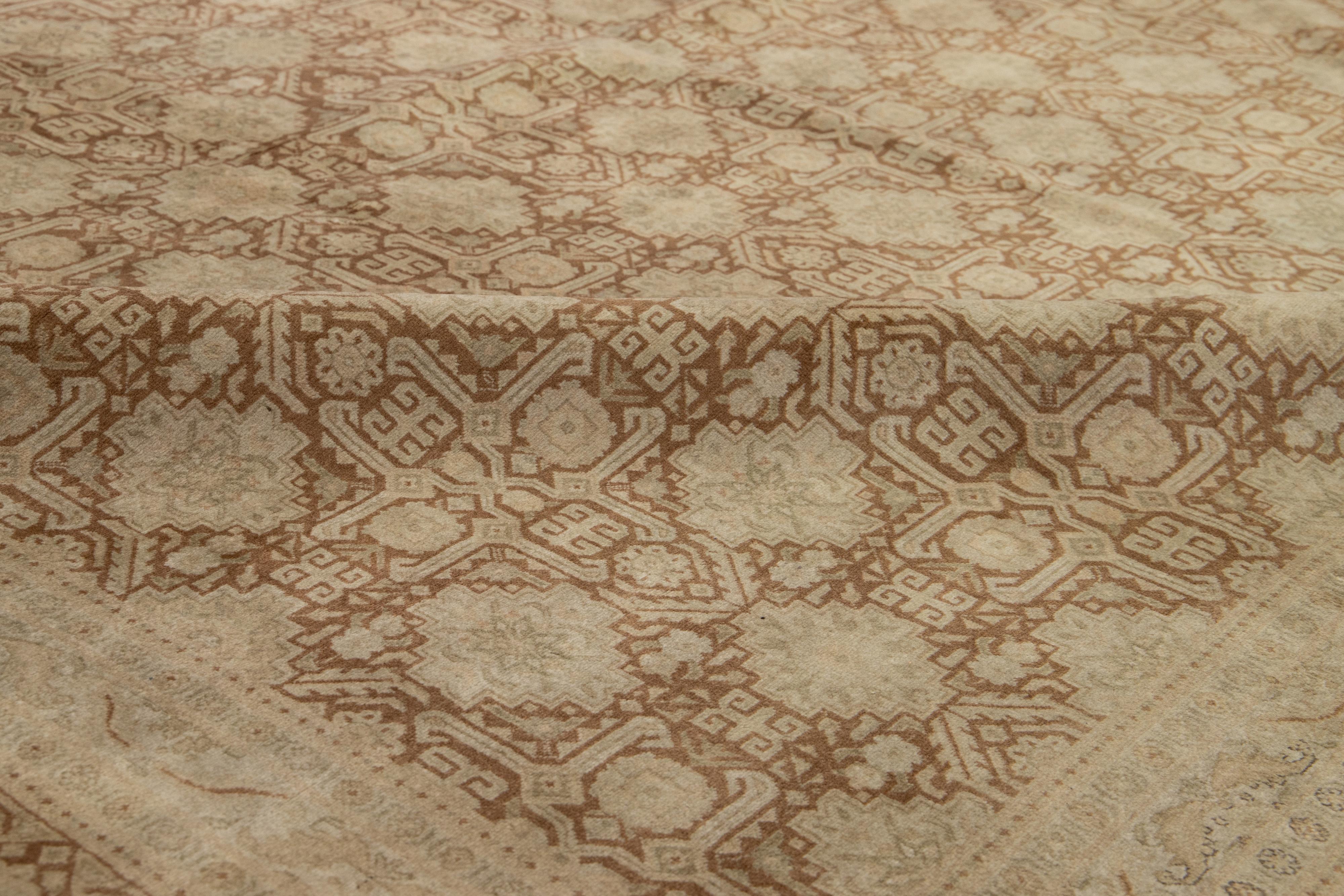 Annodato a mano Tappeto Tabriz persiano marrone e beige antico con disegno geometrico in vendita