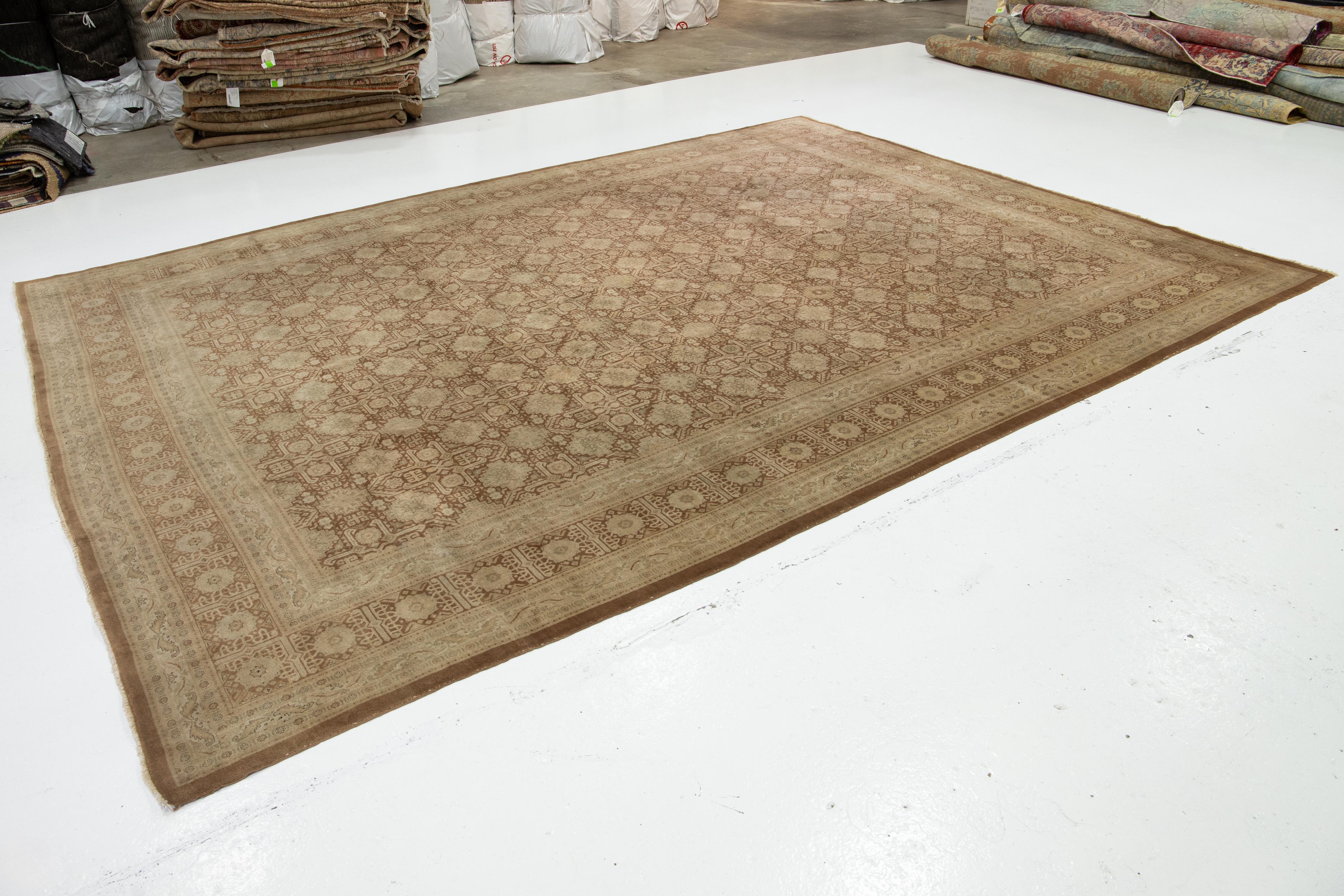 Tappeto Tabriz persiano marrone e beige antico con disegno geometrico In condizioni buone in vendita a Norwalk, CT