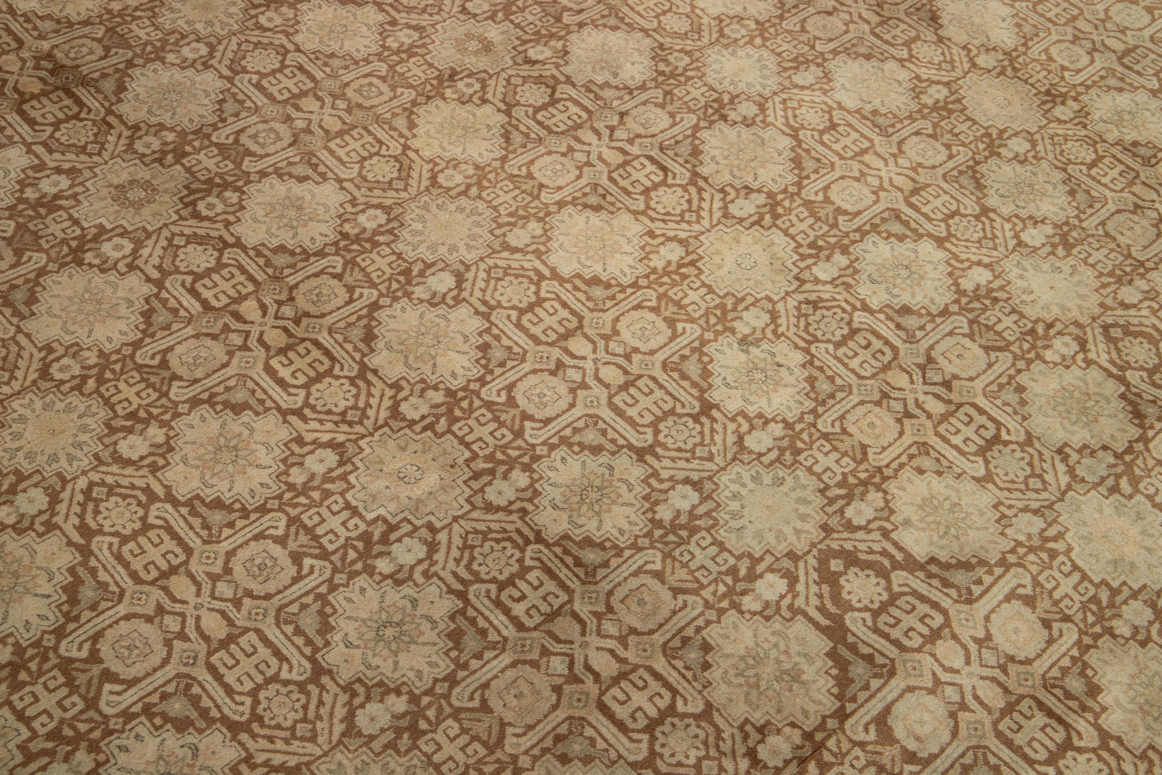 XX secolo Tappeto Tabriz persiano marrone e beige antico con disegno geometrico in vendita