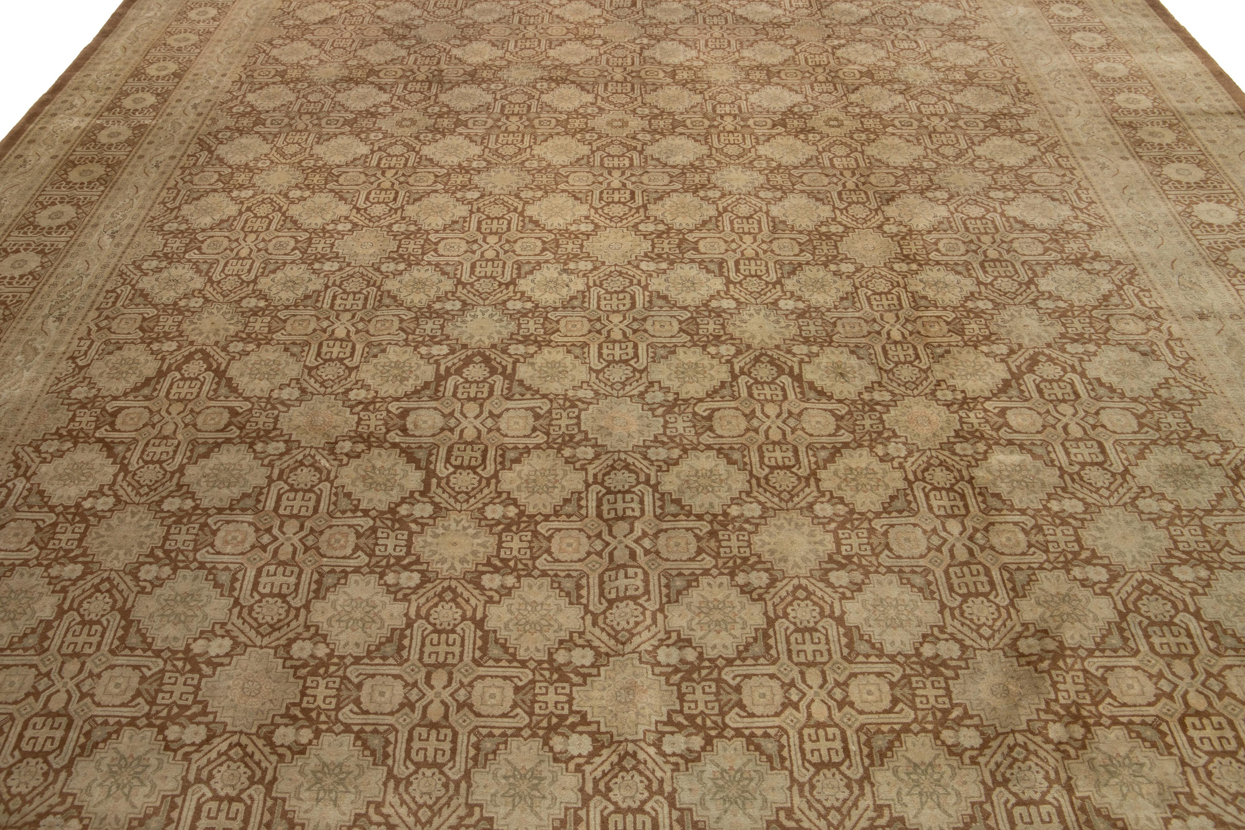 Lana Tappeto Tabriz persiano marrone e beige antico con disegno geometrico in vendita