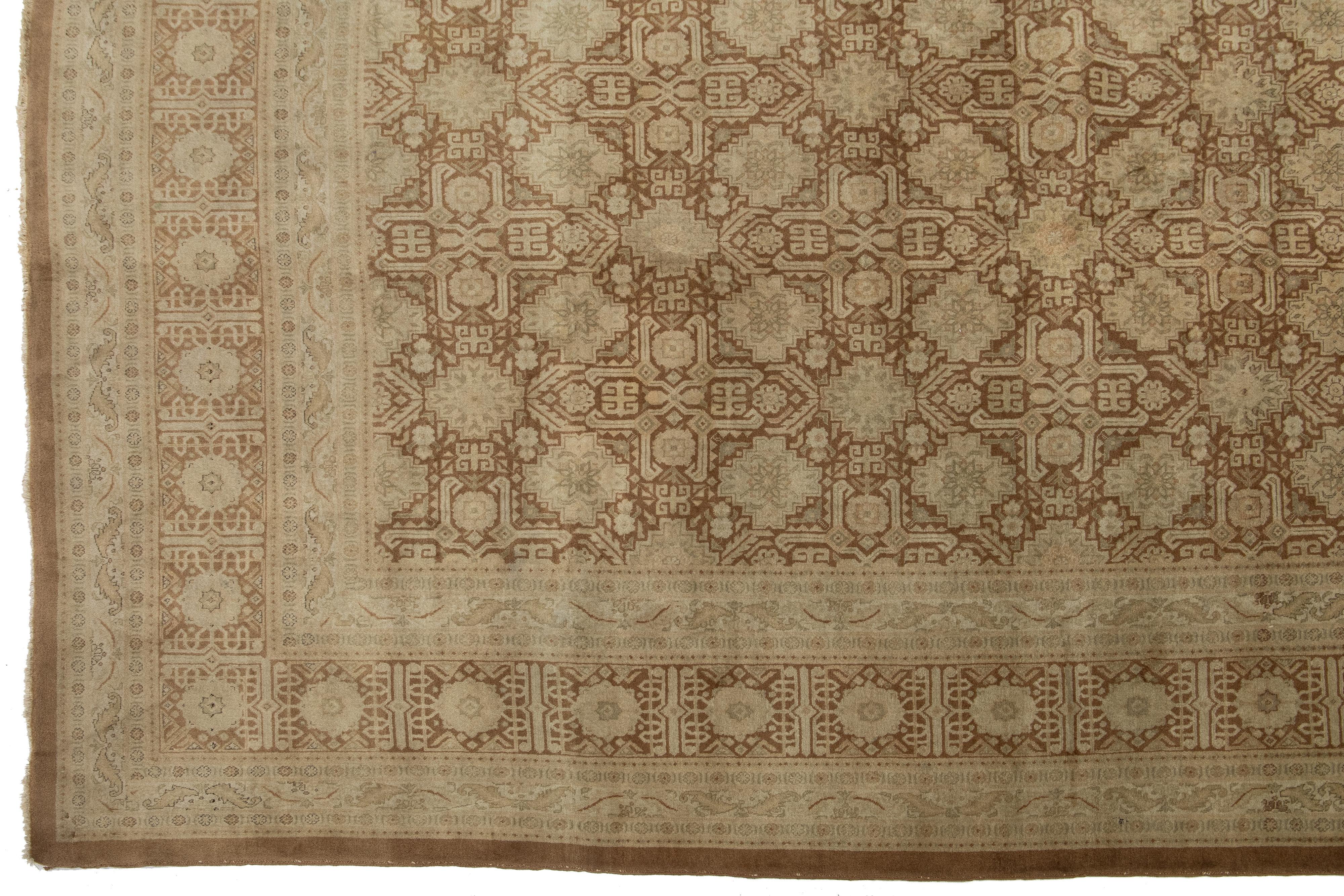 Tappeto Tabriz persiano marrone e beige antico con disegno geometrico in vendita 1