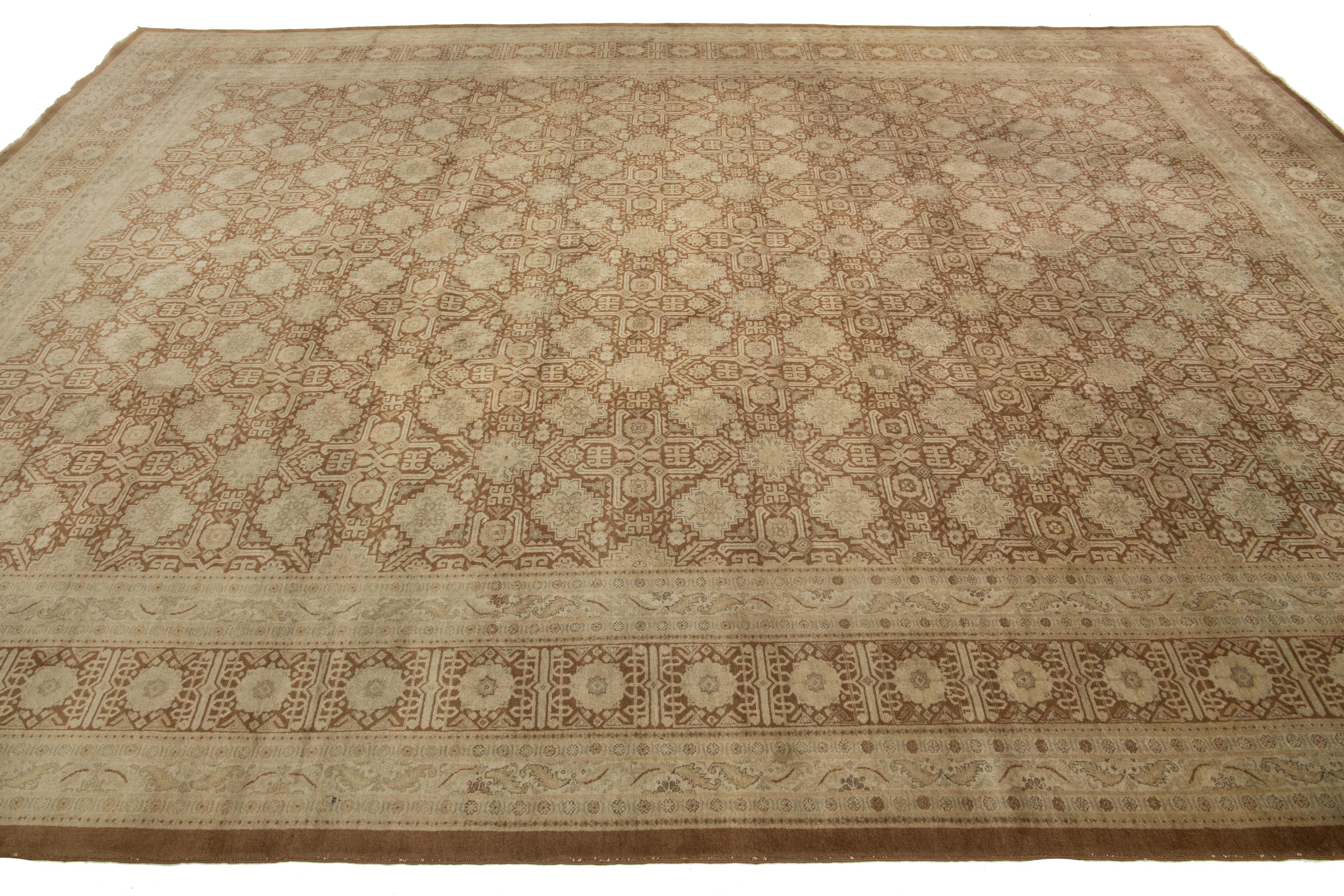 Tappeto Tabriz persiano marrone e beige antico con disegno geometrico in vendita 2