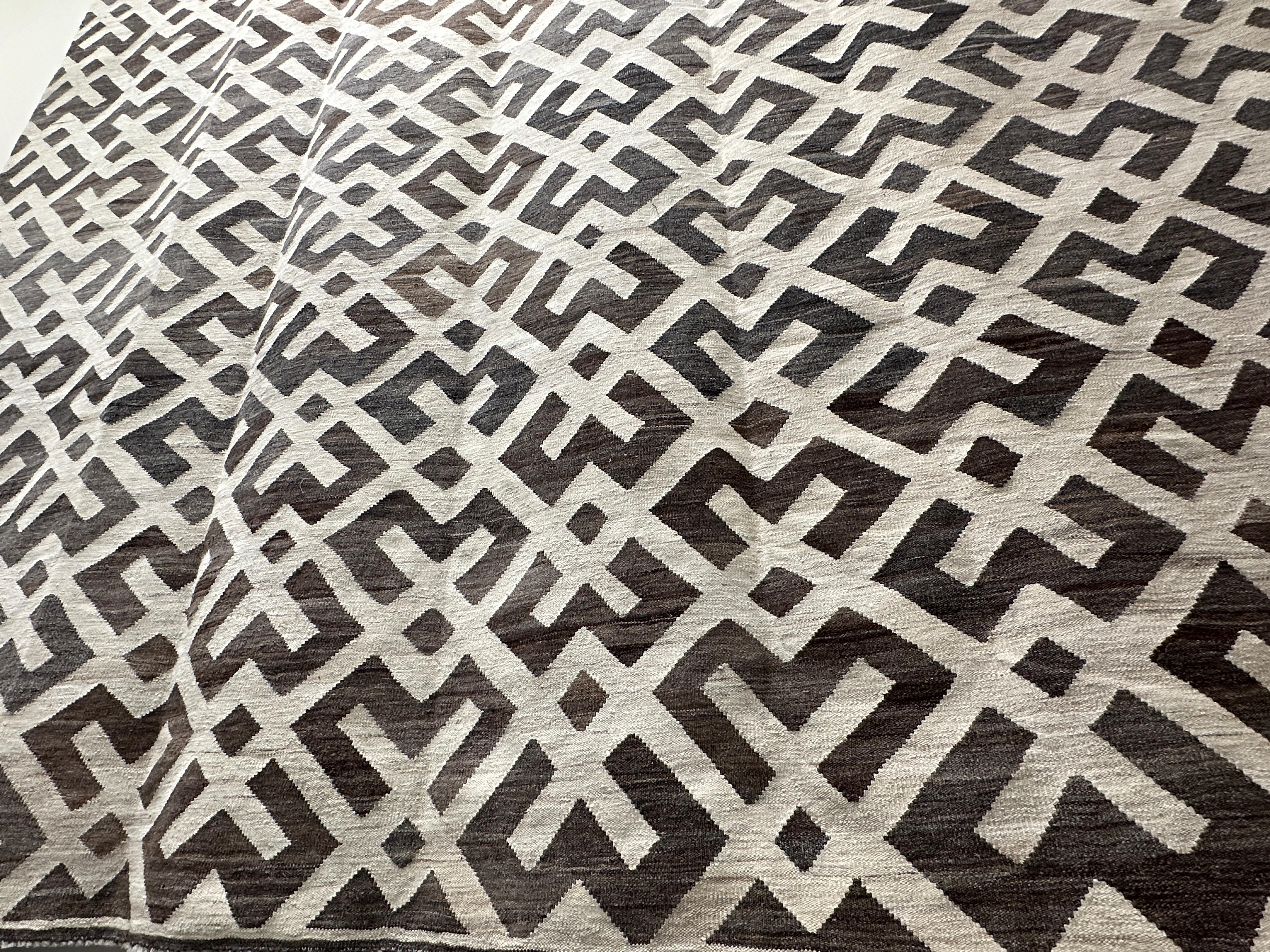 Brown and Beige Hand-Woven Kilim Area Rug 10x14 In New Condition For Sale In West Hollywood, CA
