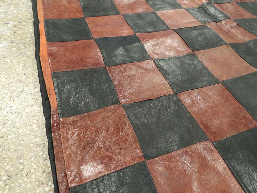 Italienischer Schachbrettteppich aus kariertem Leder in Braun und Schwarz im Zustand „Gut“ im Angebot in New York, NY