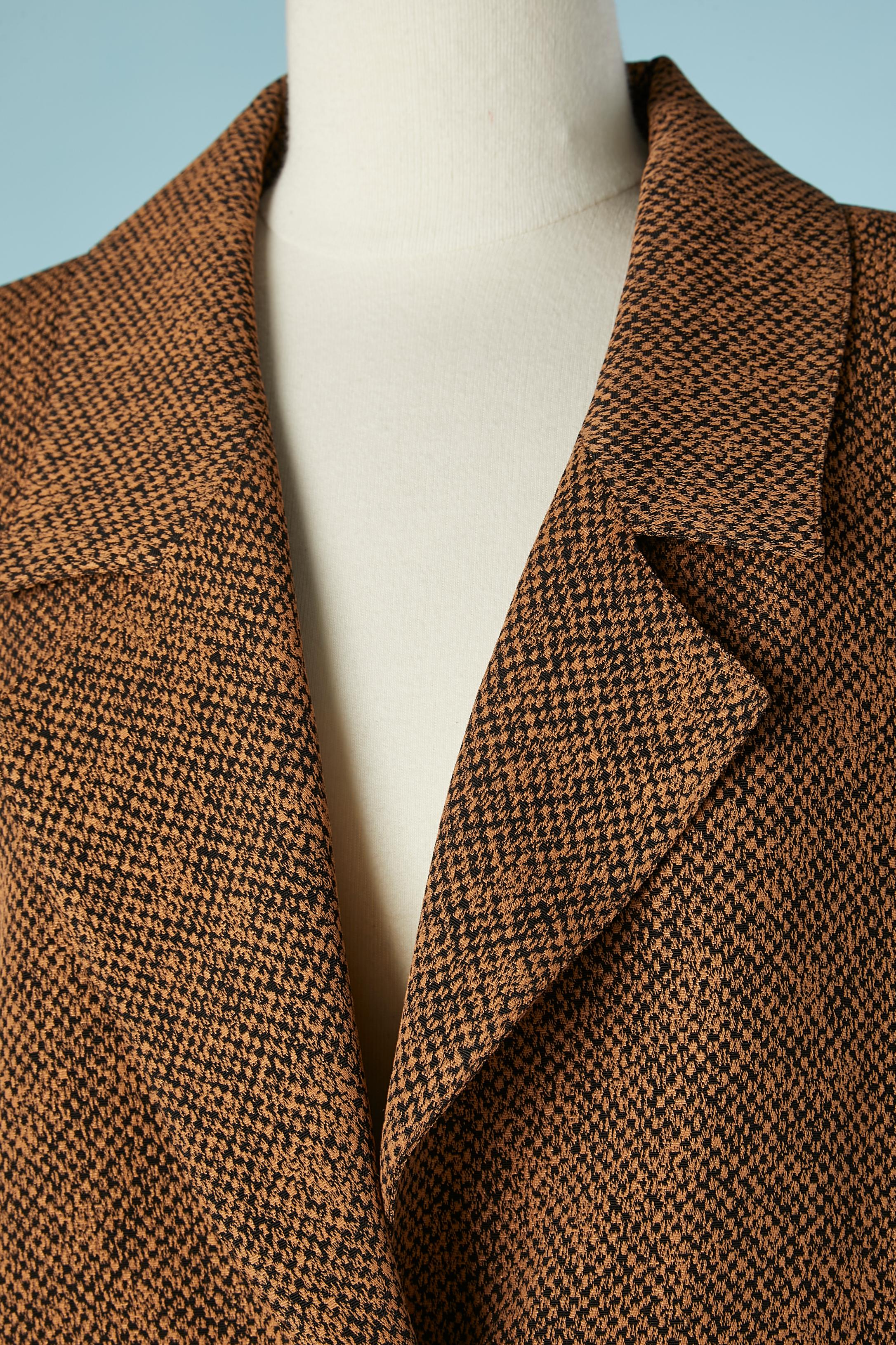 Brown and black jacquard single breasted jacket . No fabric composition but probably rayon. 
Shoulder pads. 
SIZE 44 (Fr) 14 (Fr) L 