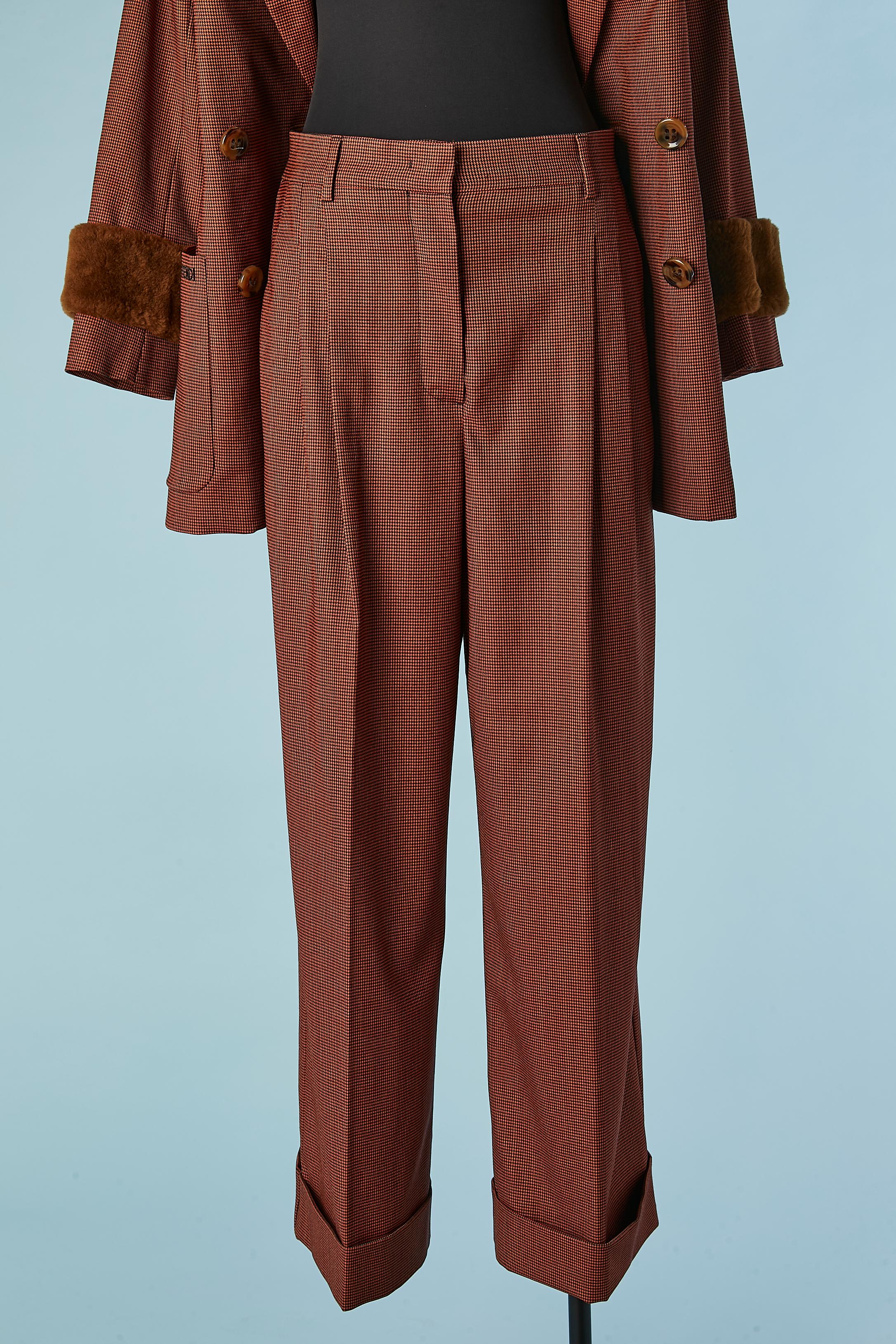 Tuta-pantalone marrone e nera con motivo Pied de poule e polsini in pelliccia Fendi in vendita 3