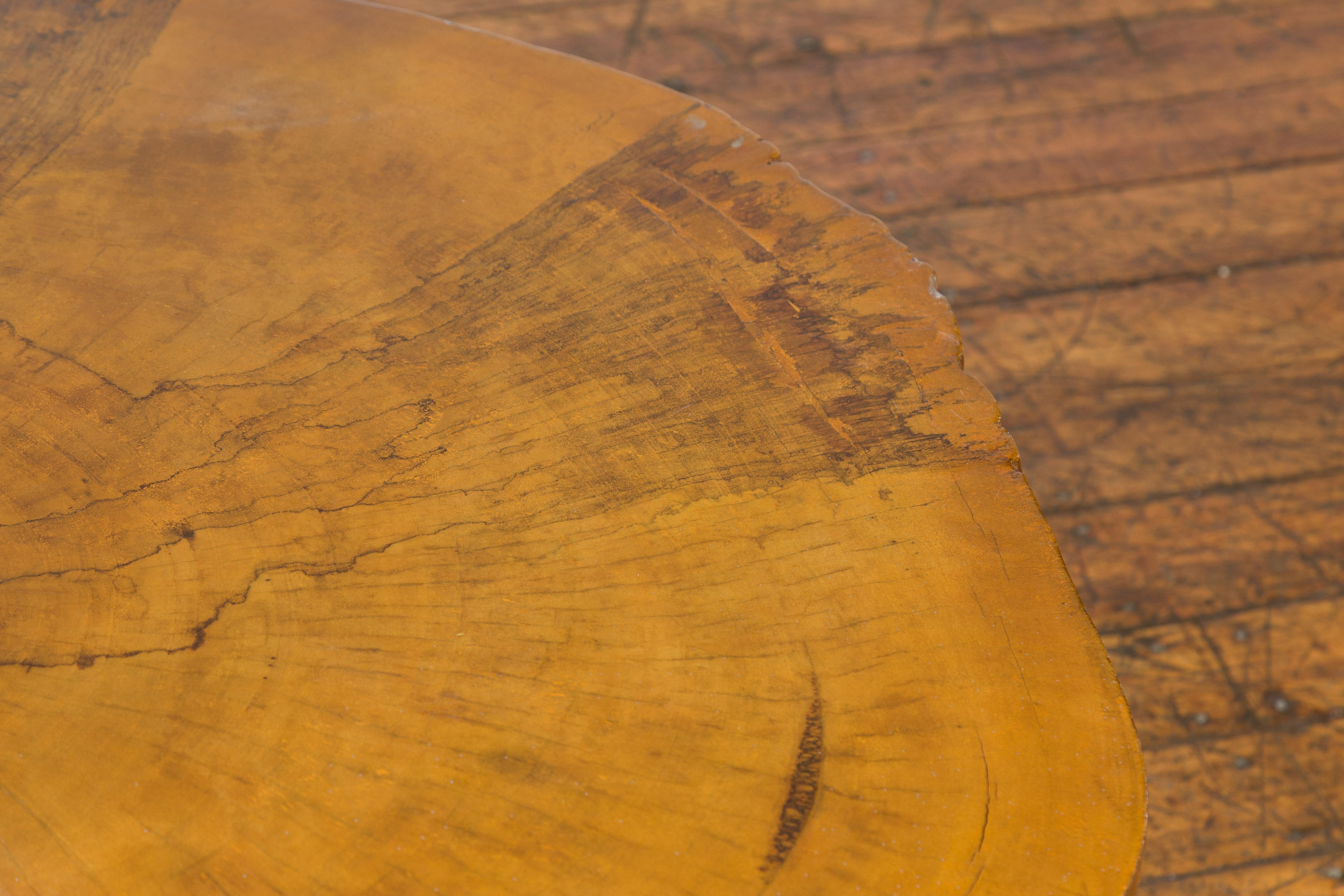 Table à tranches d'arbre à vie Brown et Black Organic avec pieds droits en bois en vente 1