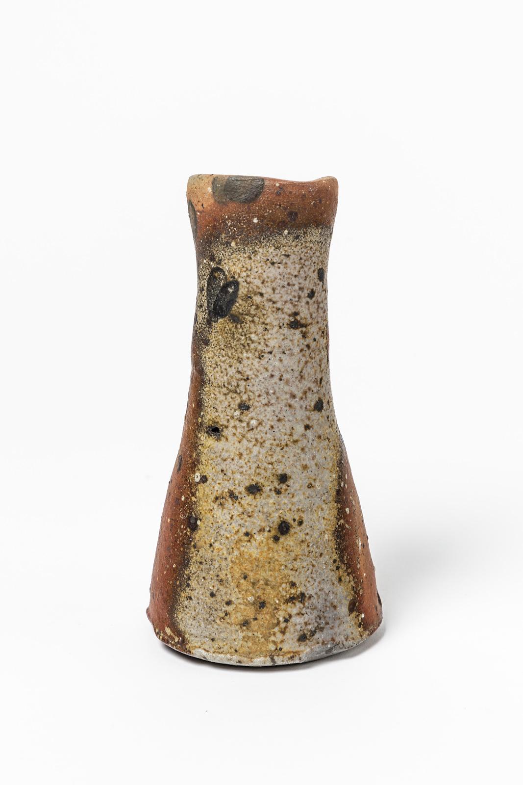 Firmato alla base

Vaso originale in ceramica stoneware dell'artista francese GB

Vaso in ceramica di design del Medioevo

Colori ed effetti degli smalti ceramici in gres marrone e nero

Condizioni originali perfette

Misure: Altezza 16