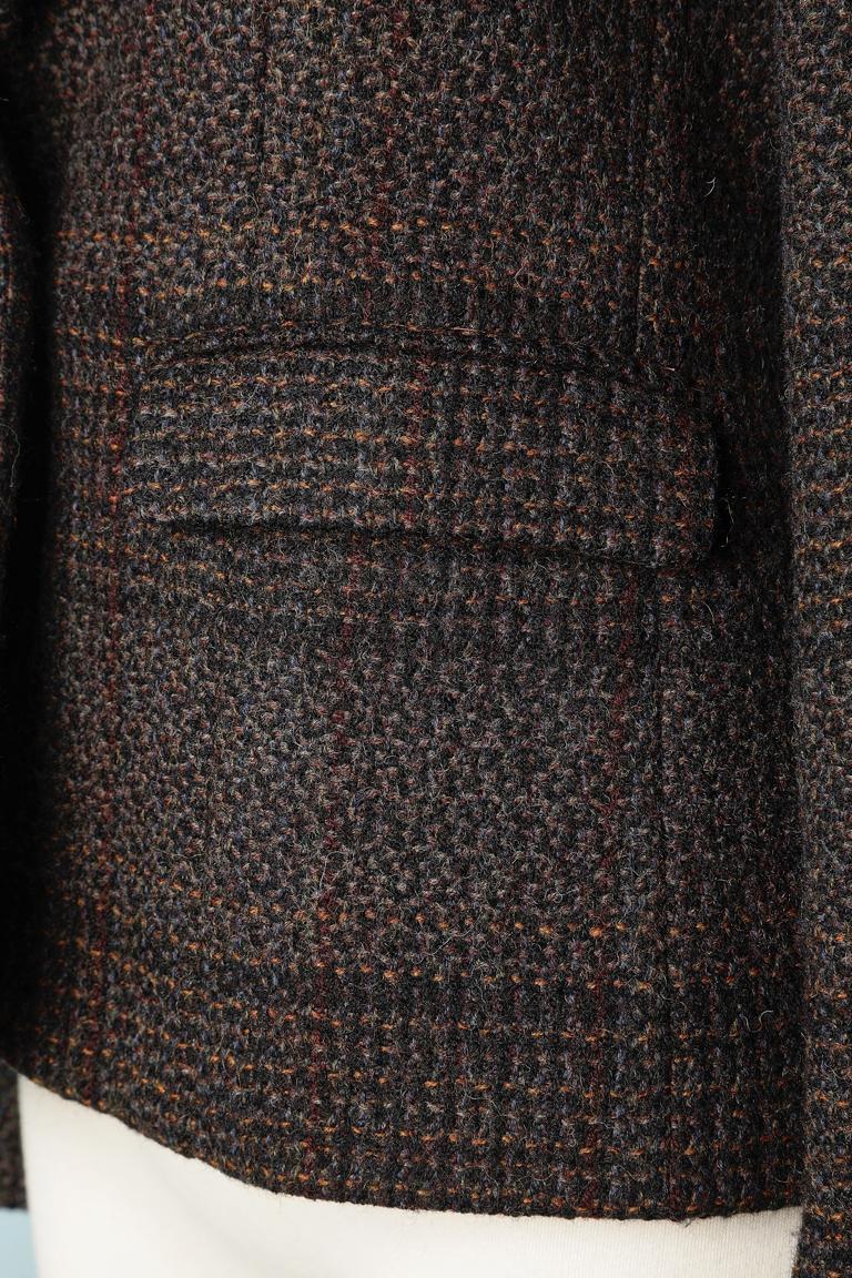 Veste à simple boutonnage en tweed marron et noir avec boutons en cuir de marque Chanel Excellent état - En vente à Saint-Ouen-Sur-Seine, FR