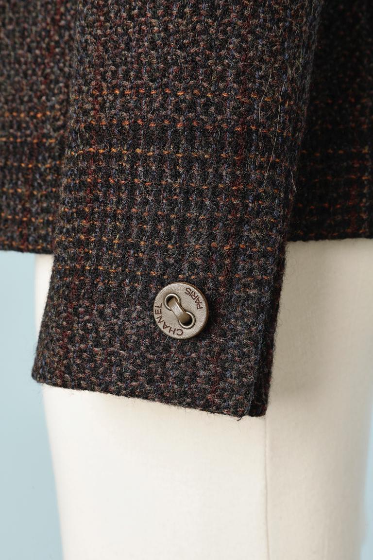 Veste à simple boutonnage en tweed marron et noir avec boutons en cuir de marque Chanel Pour femmes en vente