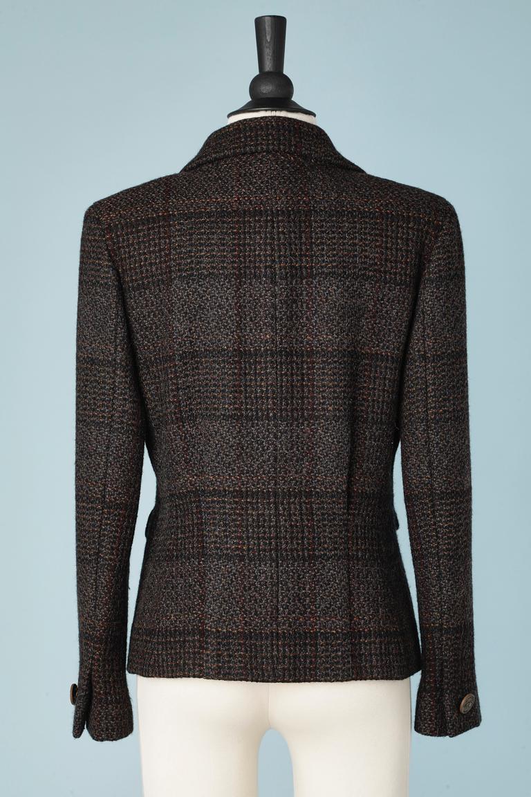Veste à simple boutonnage en tweed marron et noir avec boutons en cuir de marque Chanel en vente 2