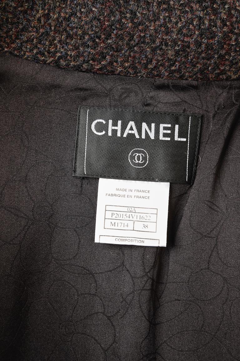 Veste à simple boutonnage en tweed marron et noir avec boutons en cuir de marque Chanel en vente 3