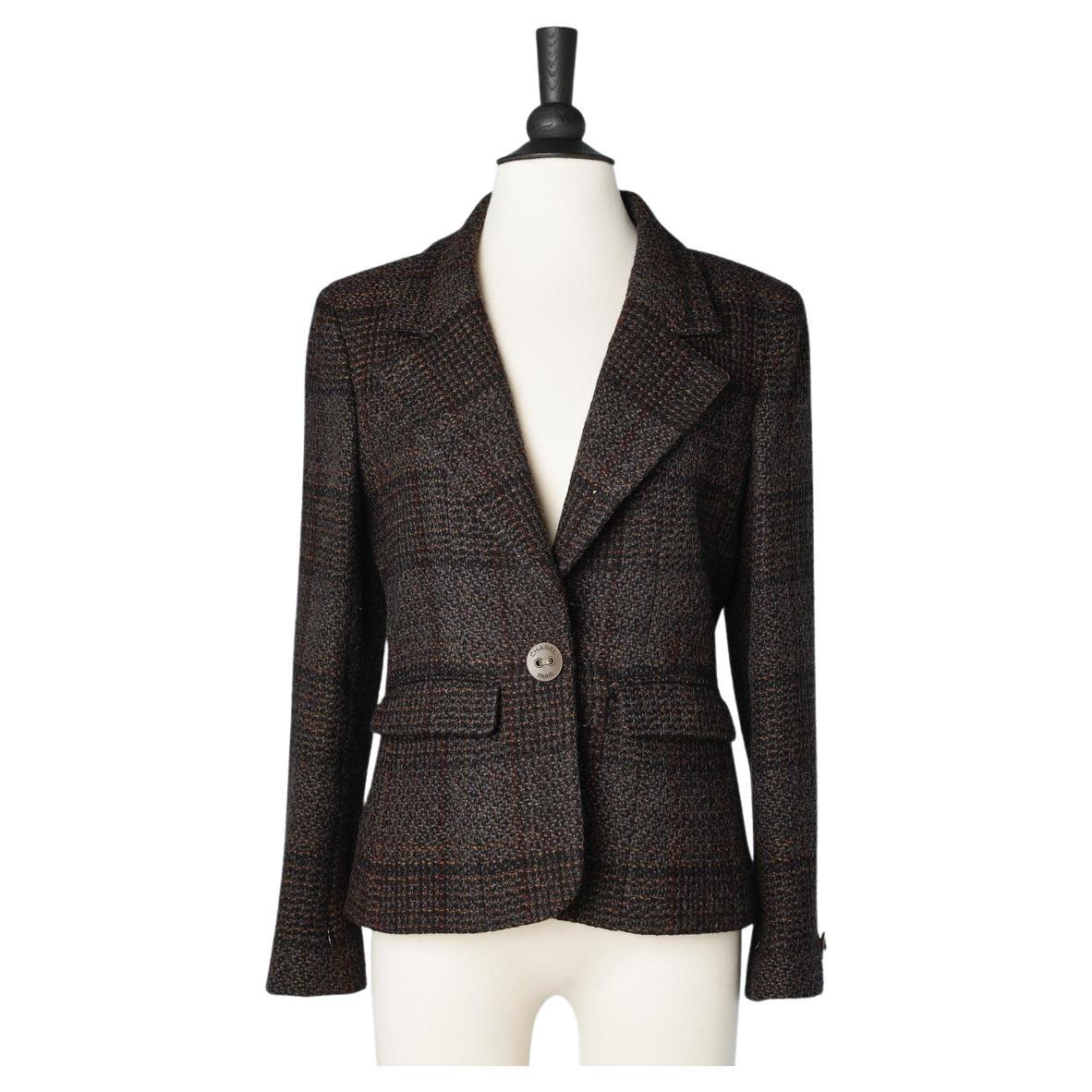 Veste à simple boutonnage en tweed marron et noir avec boutons en cuir de marque Chanel en vente