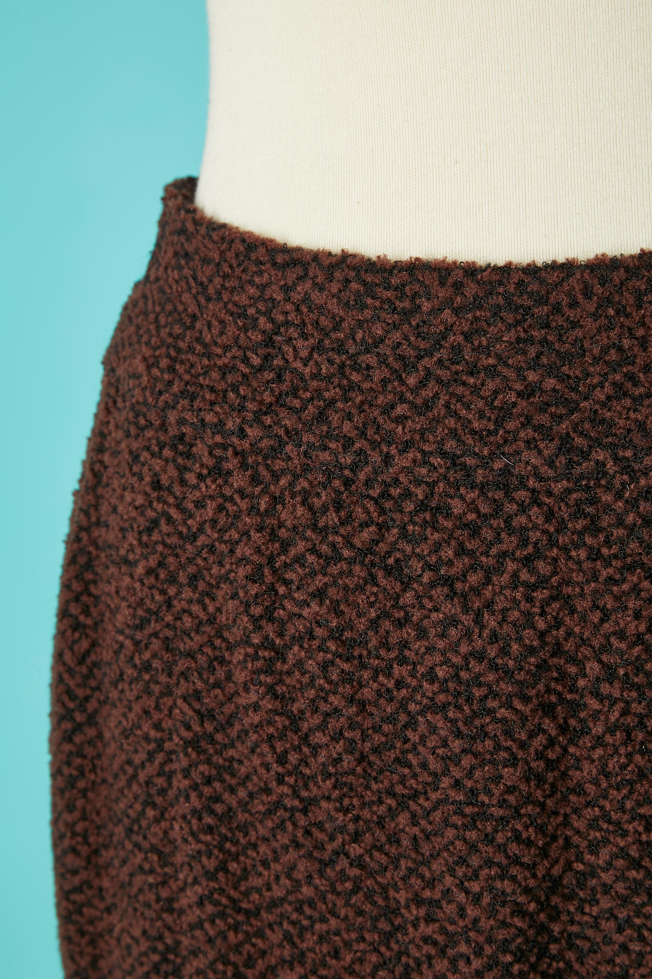 Gonna in tweed marrone e nero con bottoni di marca sul retro lungo lo spacco. 
Composizione del tessuto: 80% lana, 20% poliammide. 
Fodera in seta. 
TAGLIA 38 (FR) M 