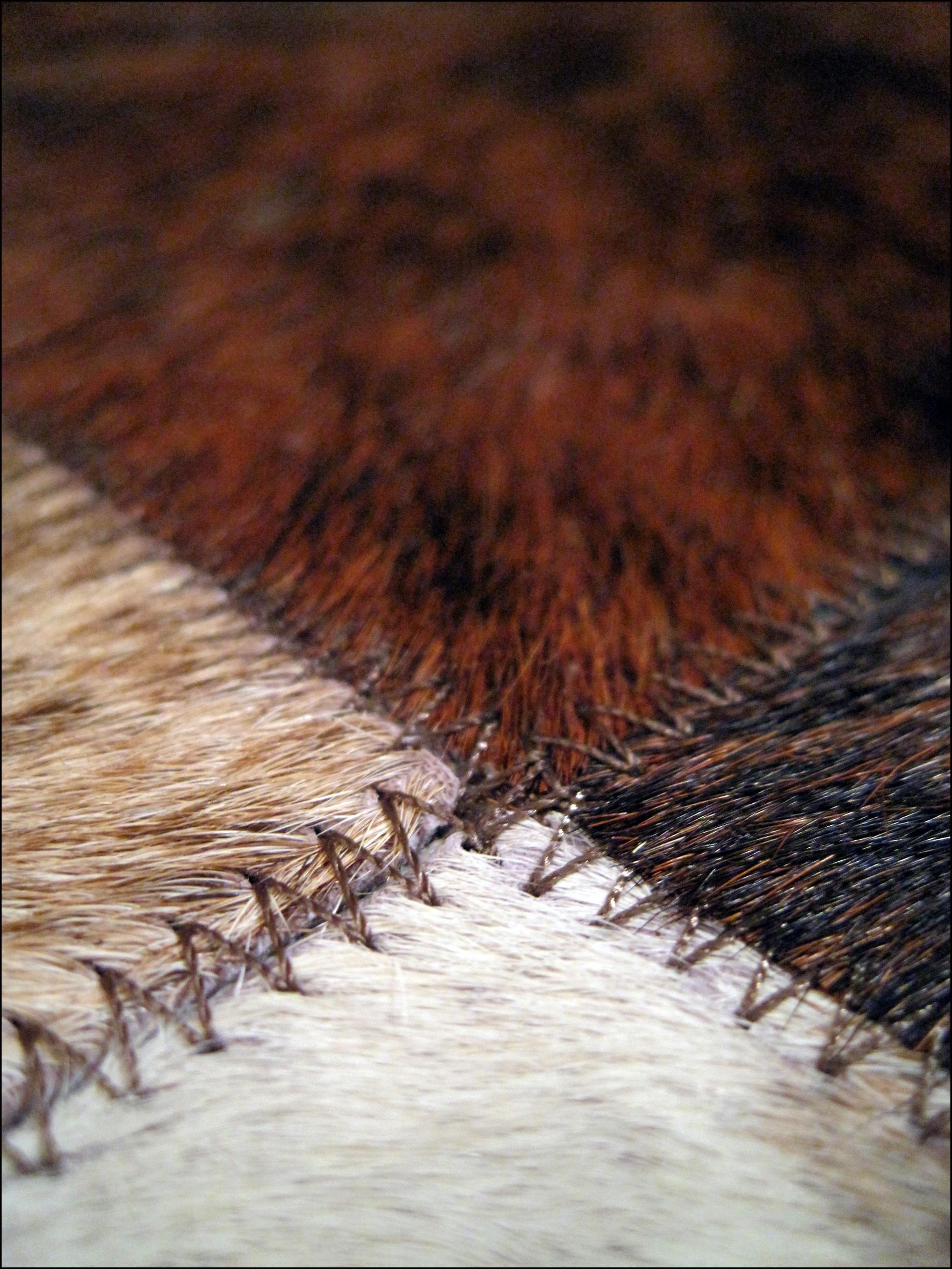 Fatto a macchina Tappeto da pavimento Desnudo in pelle di mucca marrone e nero, versatile e di dimensioni X-Large in vendita
