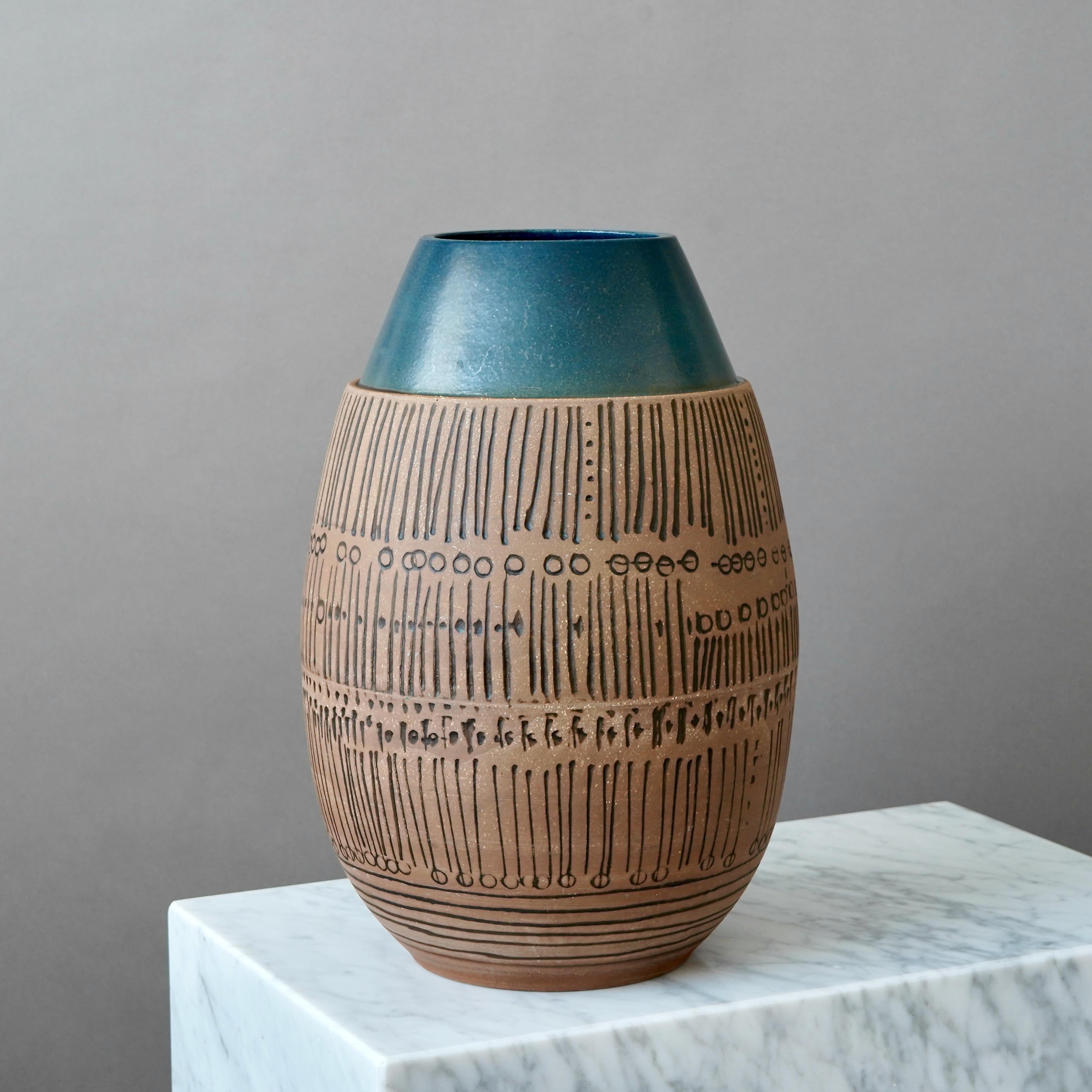 Uno splendido vaso da terra in gres con un bellissimo motivo geometrico intagliato a mano.
Disegnata da Lisa Larson presso lo Studio A di Gustavsberg in Svezia, anni '60. 

Buone condizioni. Alcuni segni di metallo e un paio di piccole schegge