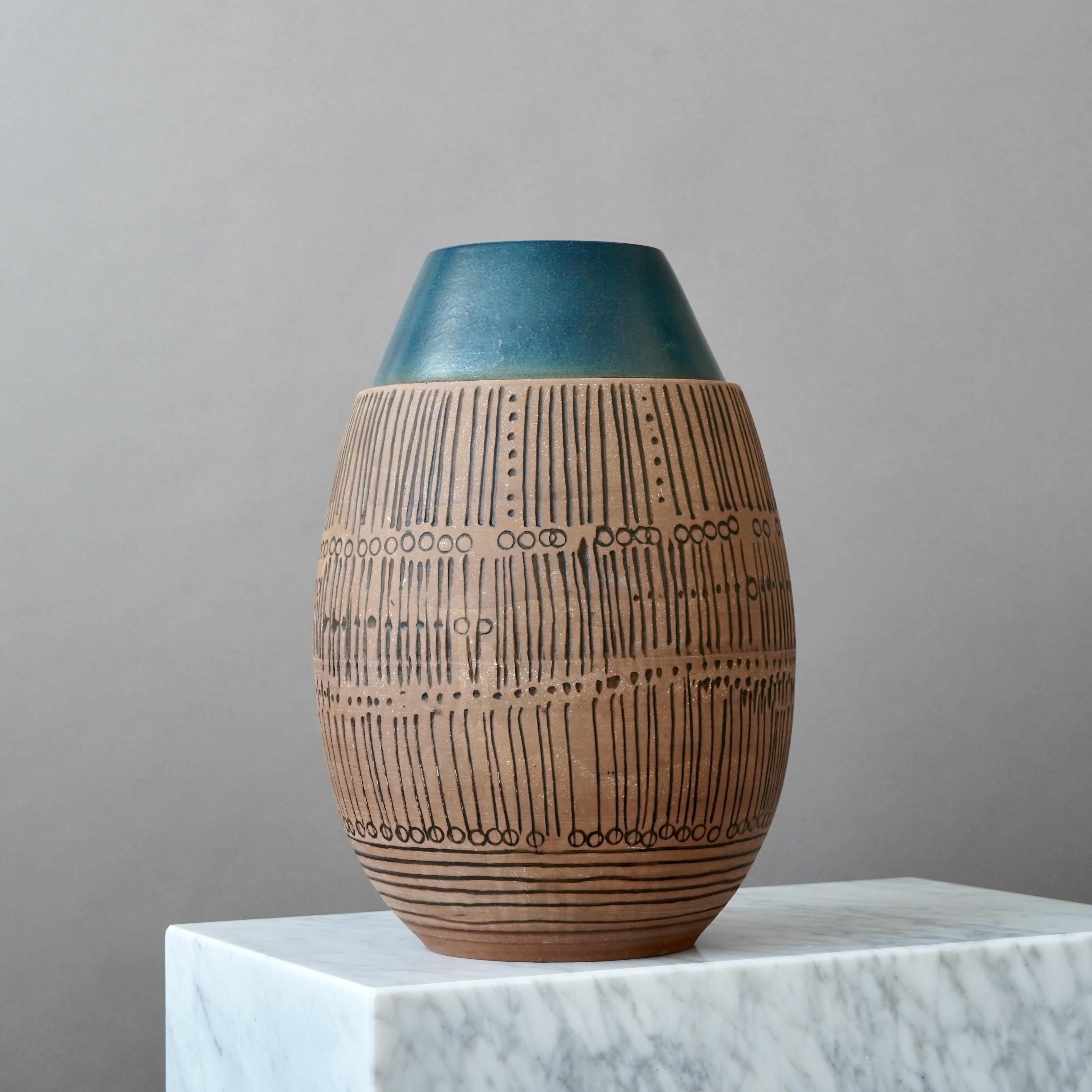 Scandinavo moderno Vaso da terra marrone e blu di Lisa Larson per Gustavsberg, Svezia, anni '60 in vendita