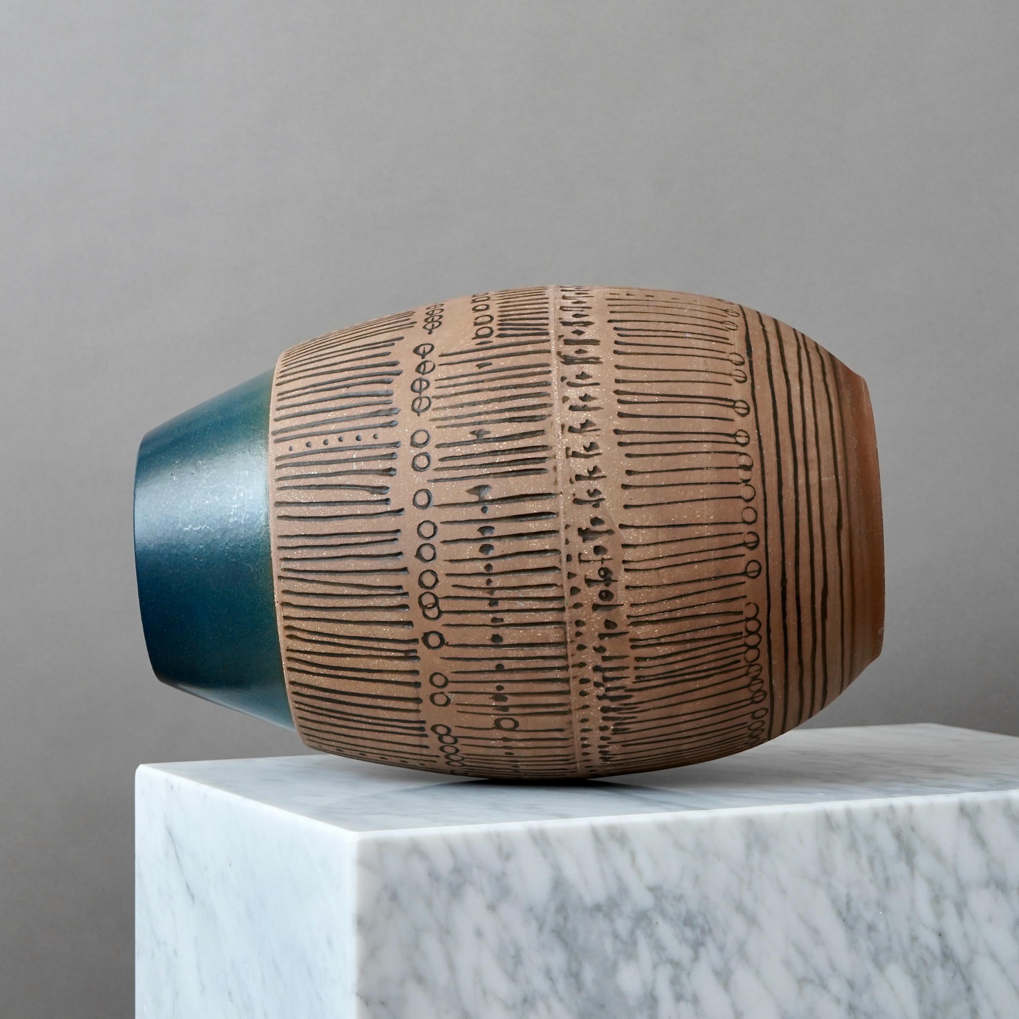 Svedese Vaso da terra marrone e blu di Lisa Larson per Gustavsberg, Svezia, anni '60 in vendita