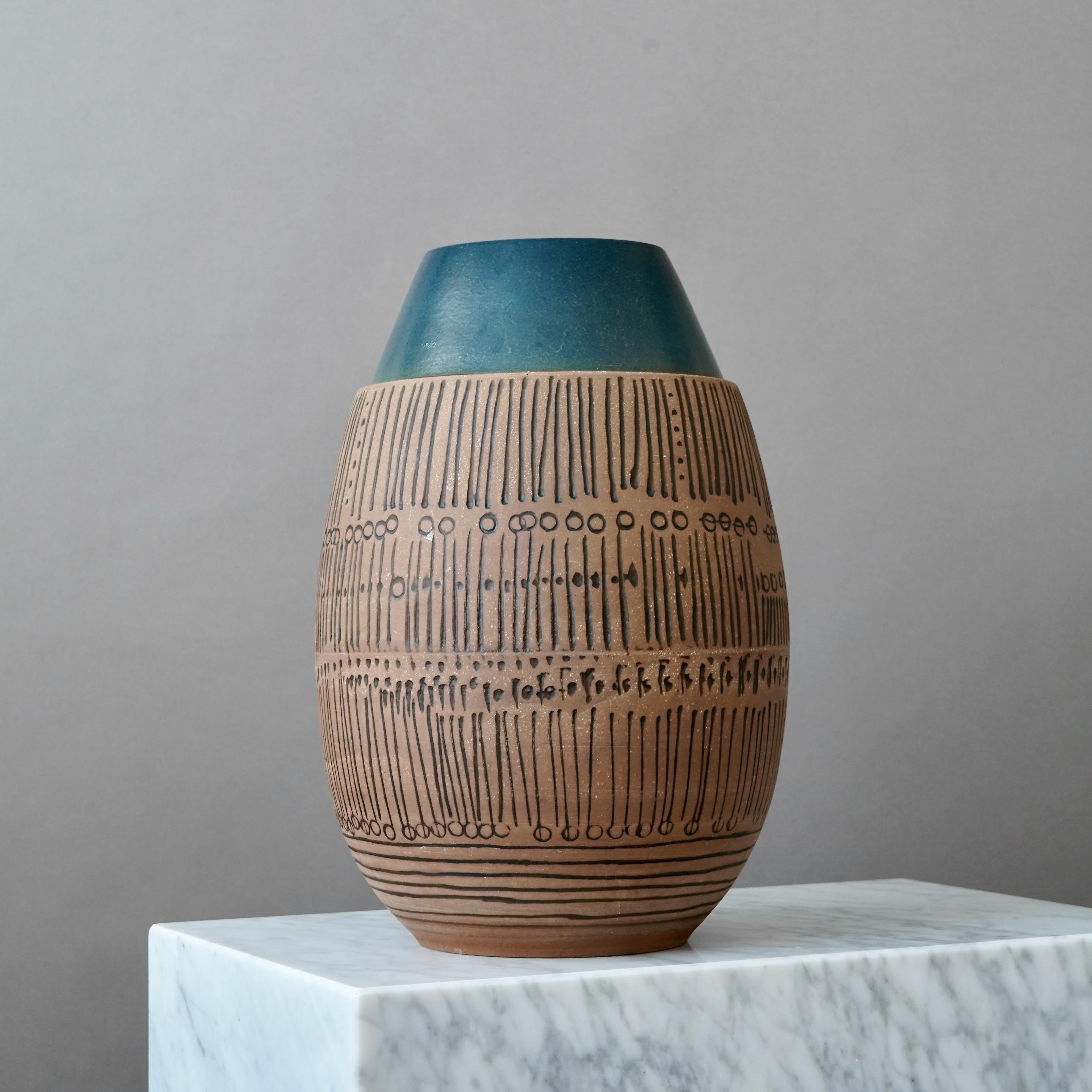 Vaso da terra marrone e blu di Lisa Larson per Gustavsberg, Svezia, anni '60 in vendita 1