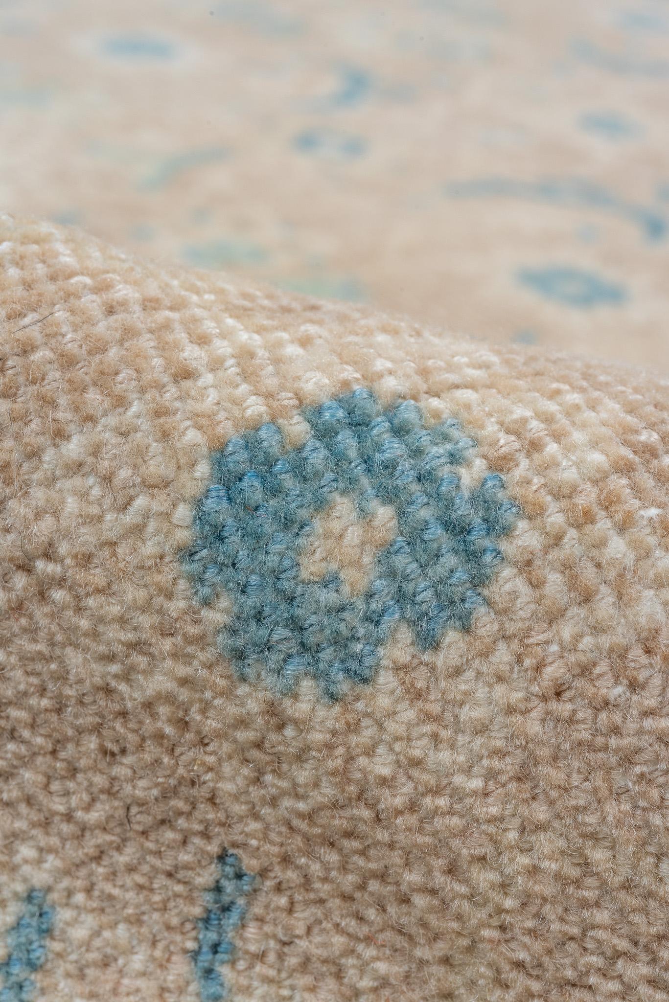 Brauner und blauer Oushak mit floraler Bordüre und blauen Akzenten (Türkisch) im Angebot