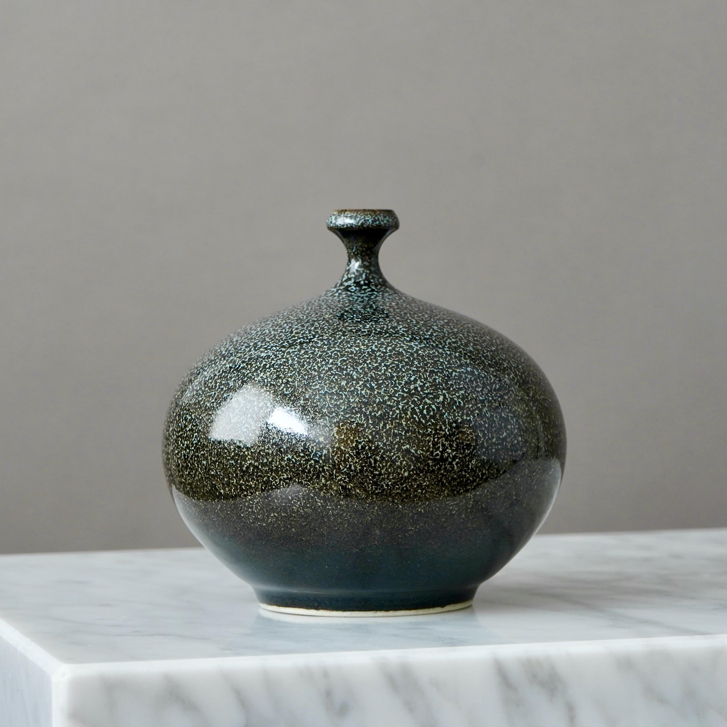 Un bellissimo vaso in gres con un'incredibile smaltatura 